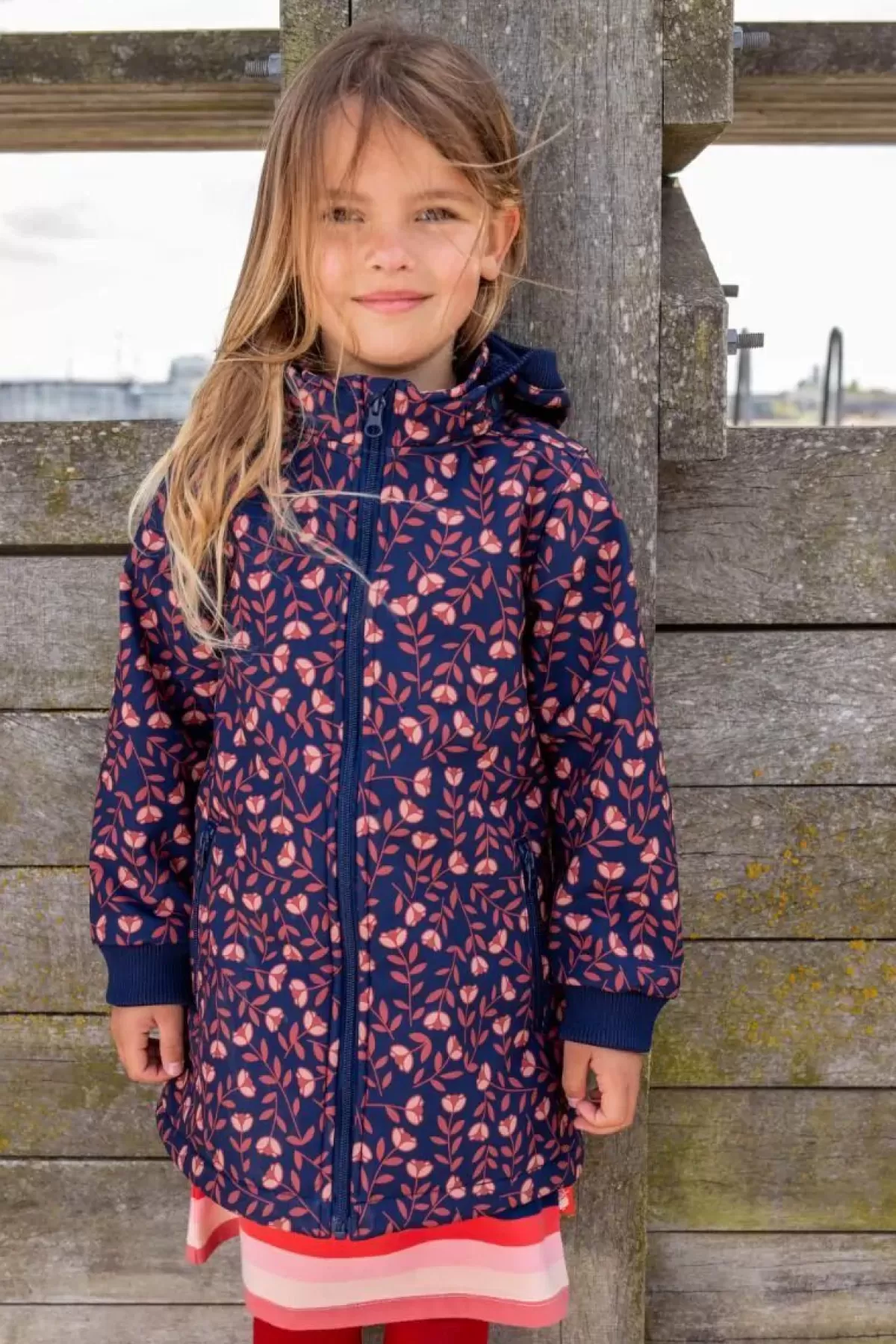 Giacca Softshell Impermeabile per Bambini Børn Danefæ - Modello Danolivia in Blu Navy, Rosa Antico e Ruggine con Motivo Floreale con Ricami Eleganti