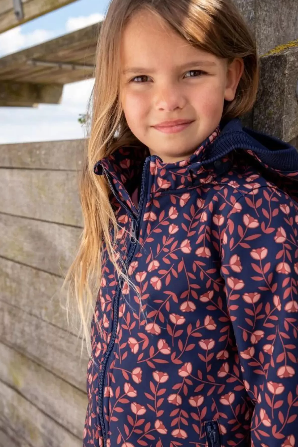 Giacca Softshell Impermeabile per Bambini Børn Danefæ - Modello Danolivia in Blu Navy, Rosa Antico e Ruggine con Motivo Floreale con Ricami Eleganti