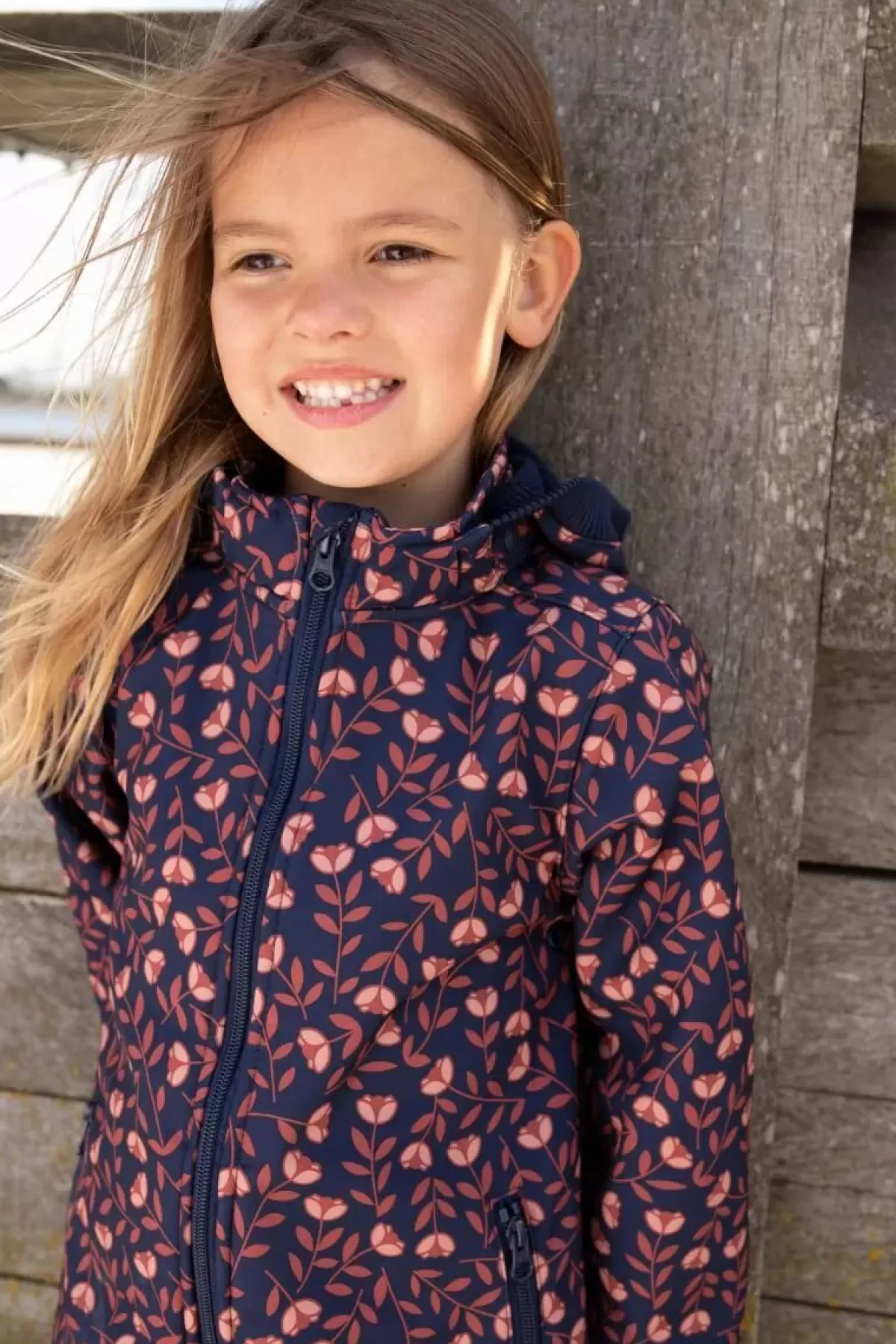 Giacca Softshell Impermeabile per Bambini Børn Danefæ - Modello Danolivia in Blu Navy, Rosa Antico e Ruggine con Motivo Floreale con Ricami Eleganti