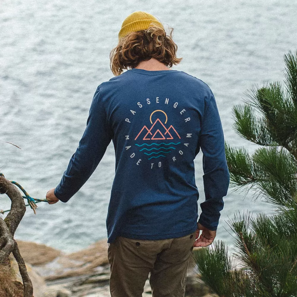 Maglia a Maniche Lunghe Sostenibile con Stampa Viaggio Immaginario - Design Unico Ispirato all'Avventura