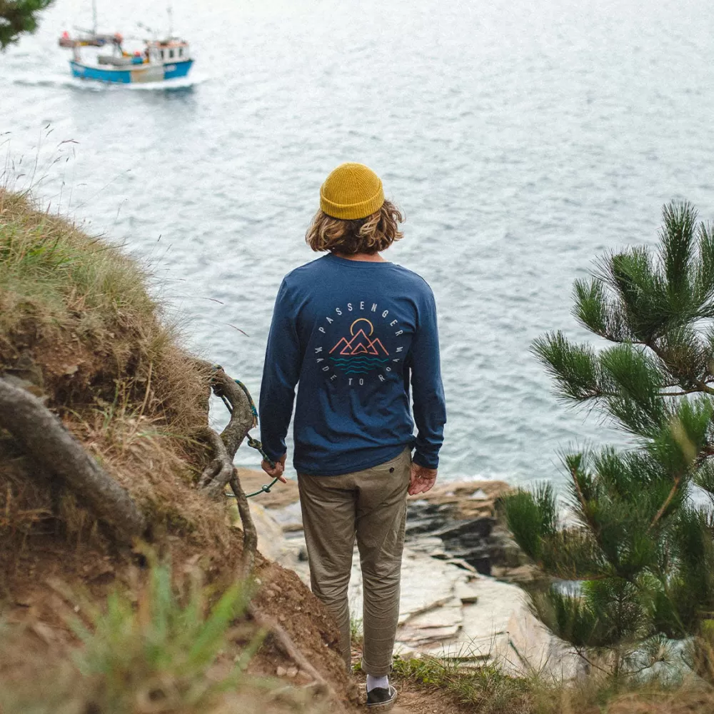 Maglia a Maniche Lunghe Sostenibile con Stampa Viaggio Immaginario - Design Unico Ispirato all'Avventura