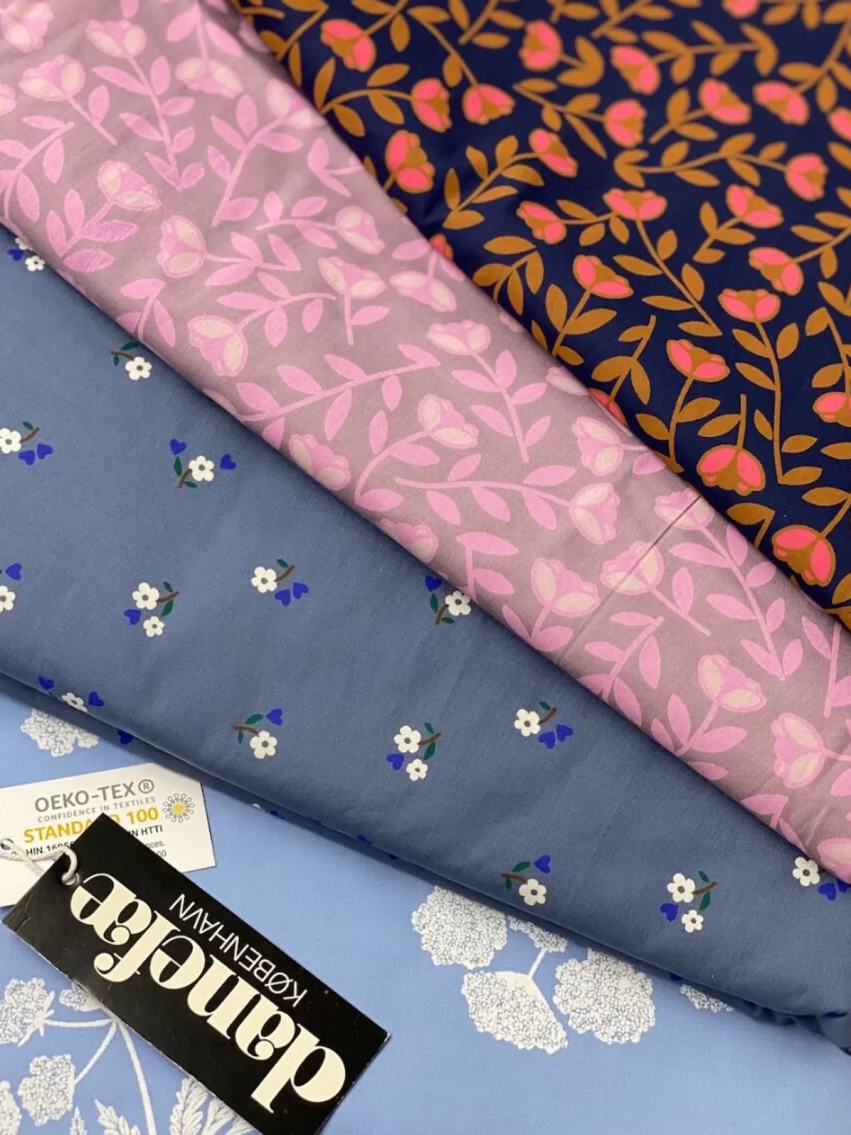 Biancheria da Letto Biologica per Ragazzi Danefae Ess - Fantasia Mini Fiori in Grigio-Azzurro, Prezzo Conveniente