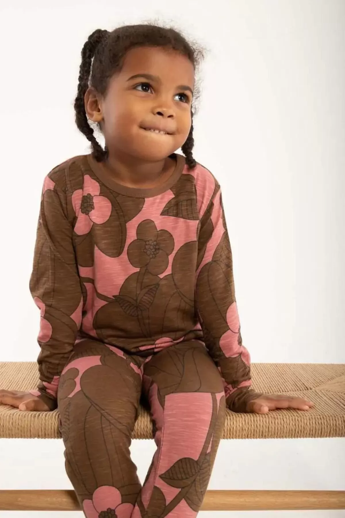 Set Notte Completo Danefæ Organic - Elegante Blu Scuro con Motivi Floreali e Accenti Marrone Sabbia, Confortevole per la Cameretta dei Bambini