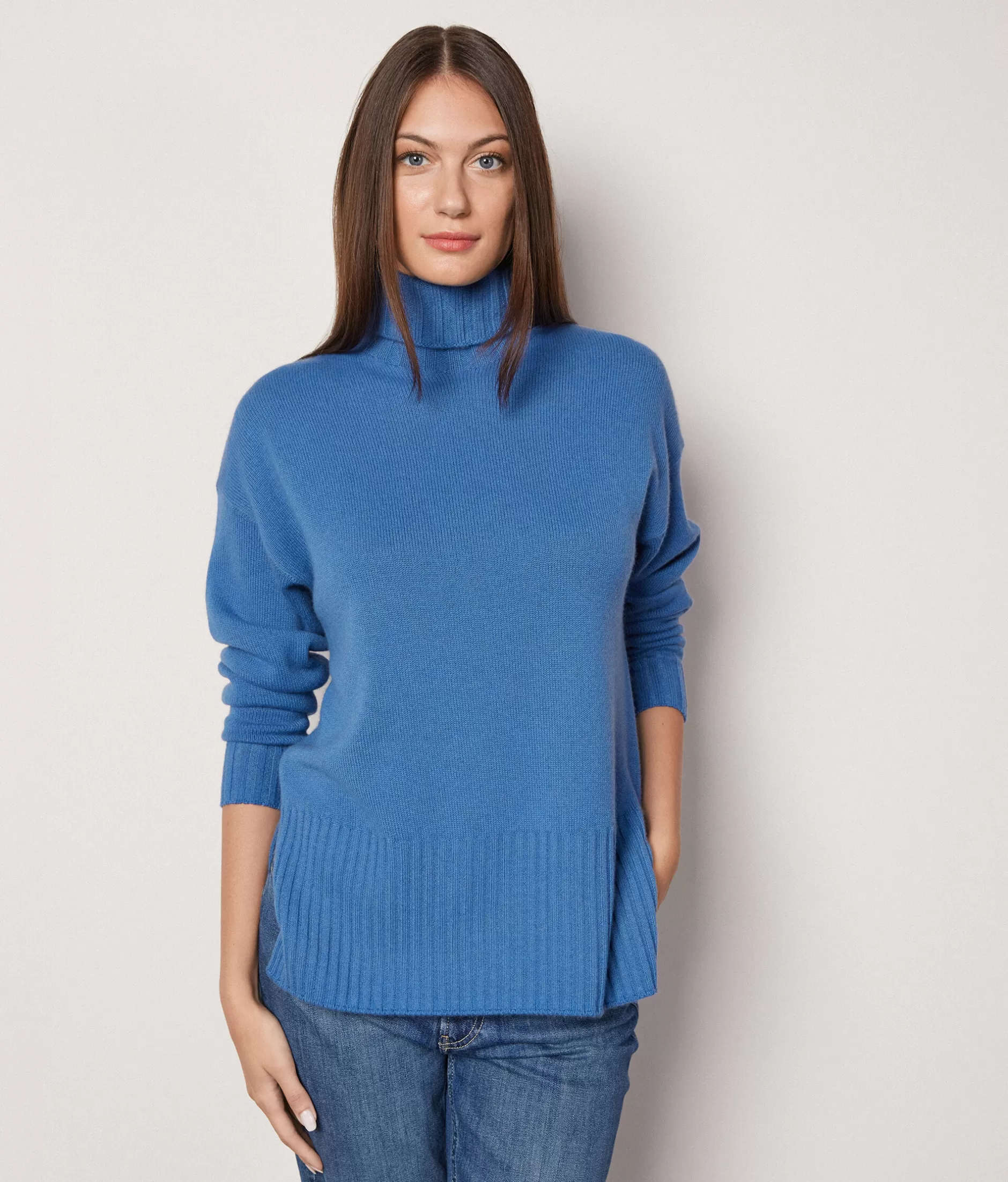 Maglione Oversize con Dolcevita Falconeri in Cashmere Superlavorato - Blu Orizzonte Tinto a Mano