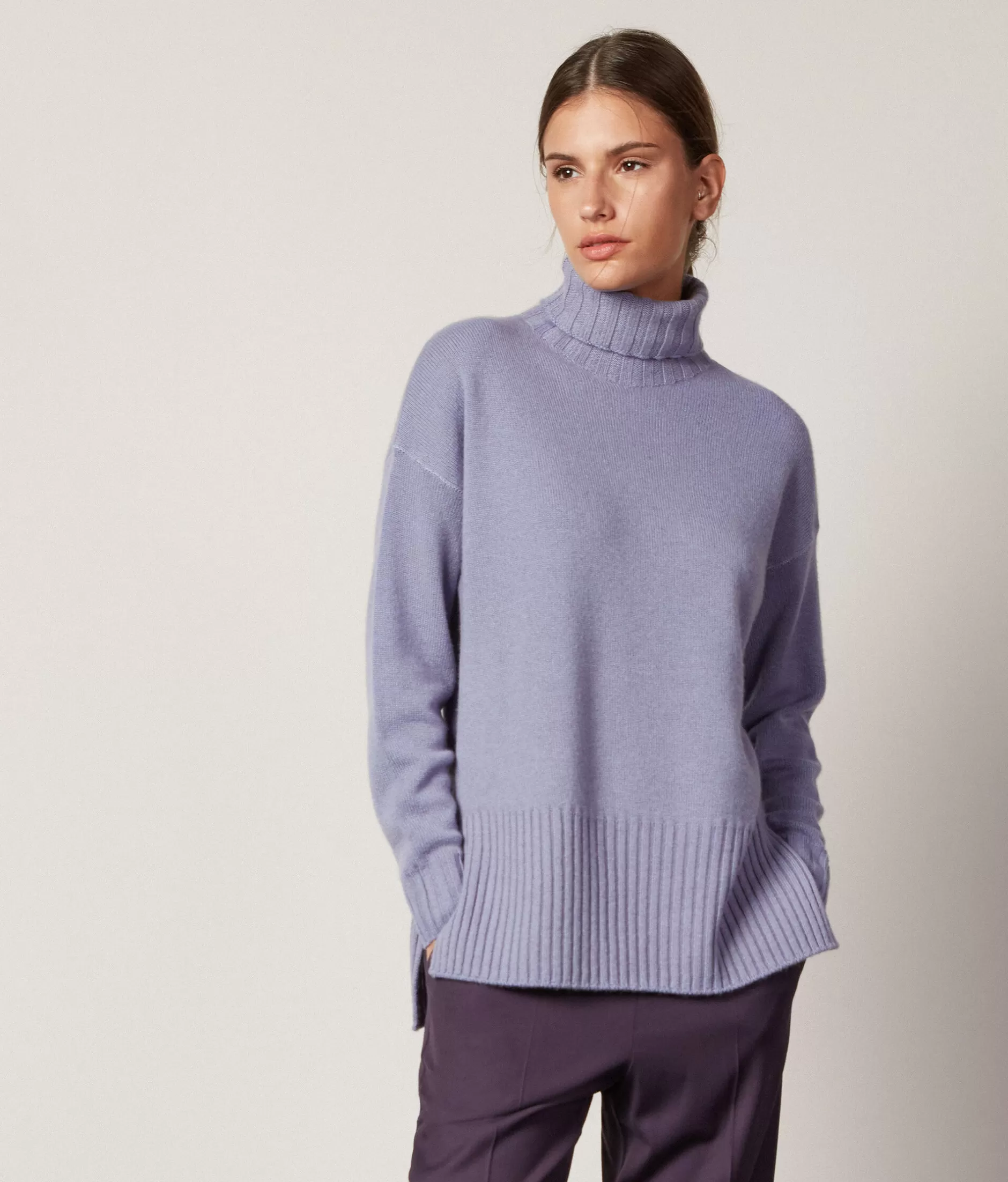Falconeri Maglione Oversize a Dolcevita in Cashmere Ultra Morbido - Lilla Lavanda Tinto a Mano con Colorazione Unica