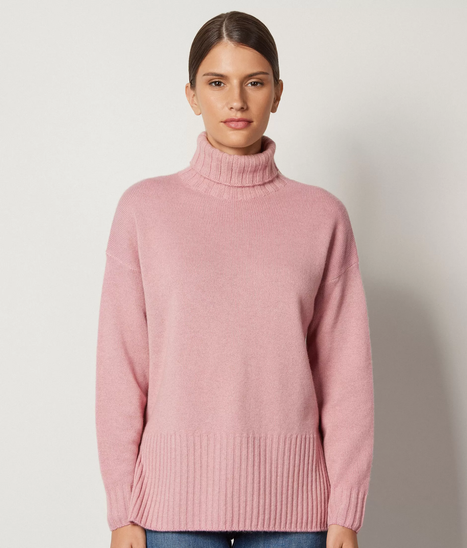 Falconeri Maglione Dolcevita Oversize in Morbido Cashmere - Tonalità Rosa Pallido con Tintura Tessuto Rosa Confetto (Modello 8943) - Offerta Imperdibile per Look Autunno/Inverno