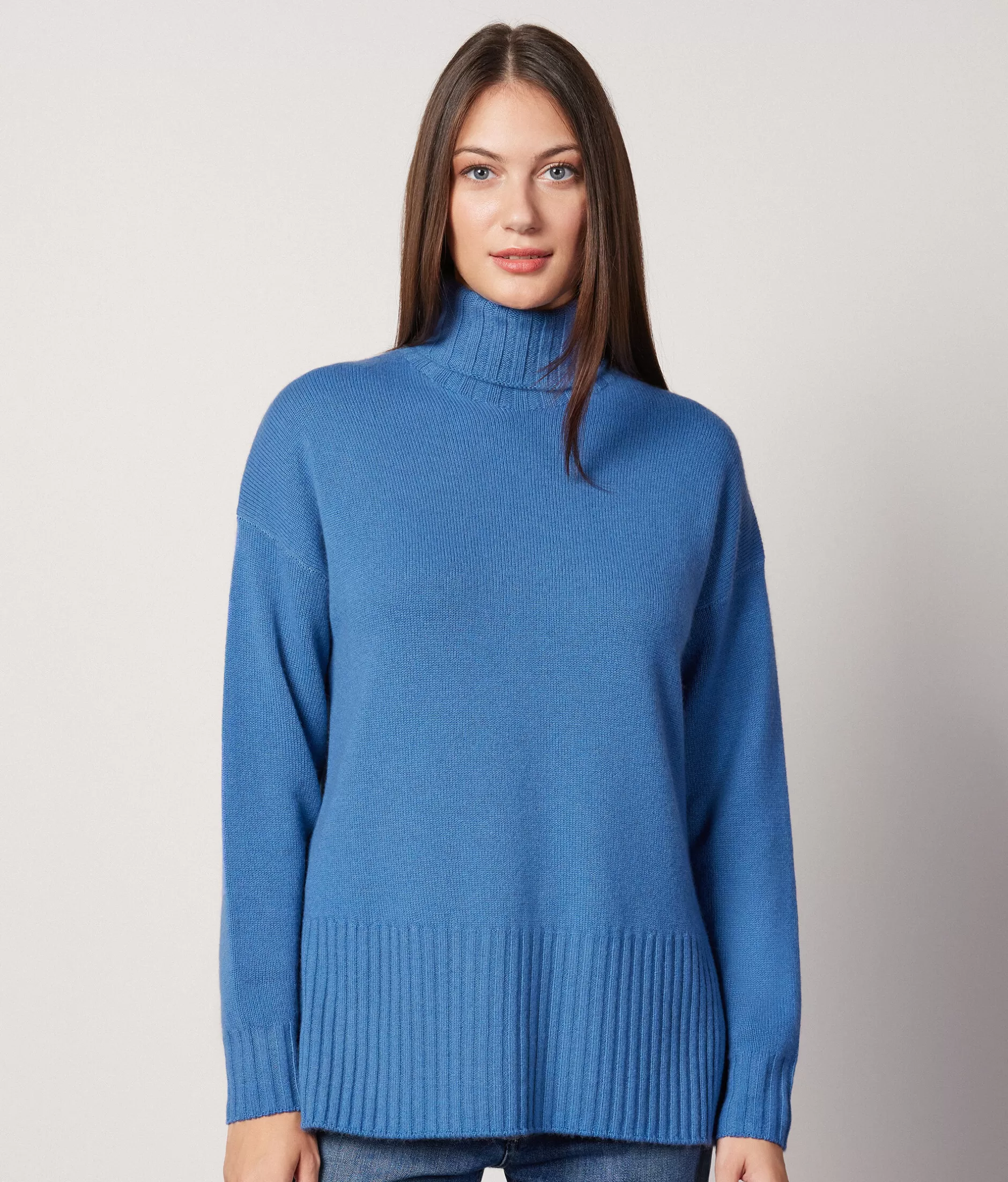 Maglione Oversize con Dolcevita Falconeri in Cashmere Superlavorato - Blu Orizzonte Tinto a Mano