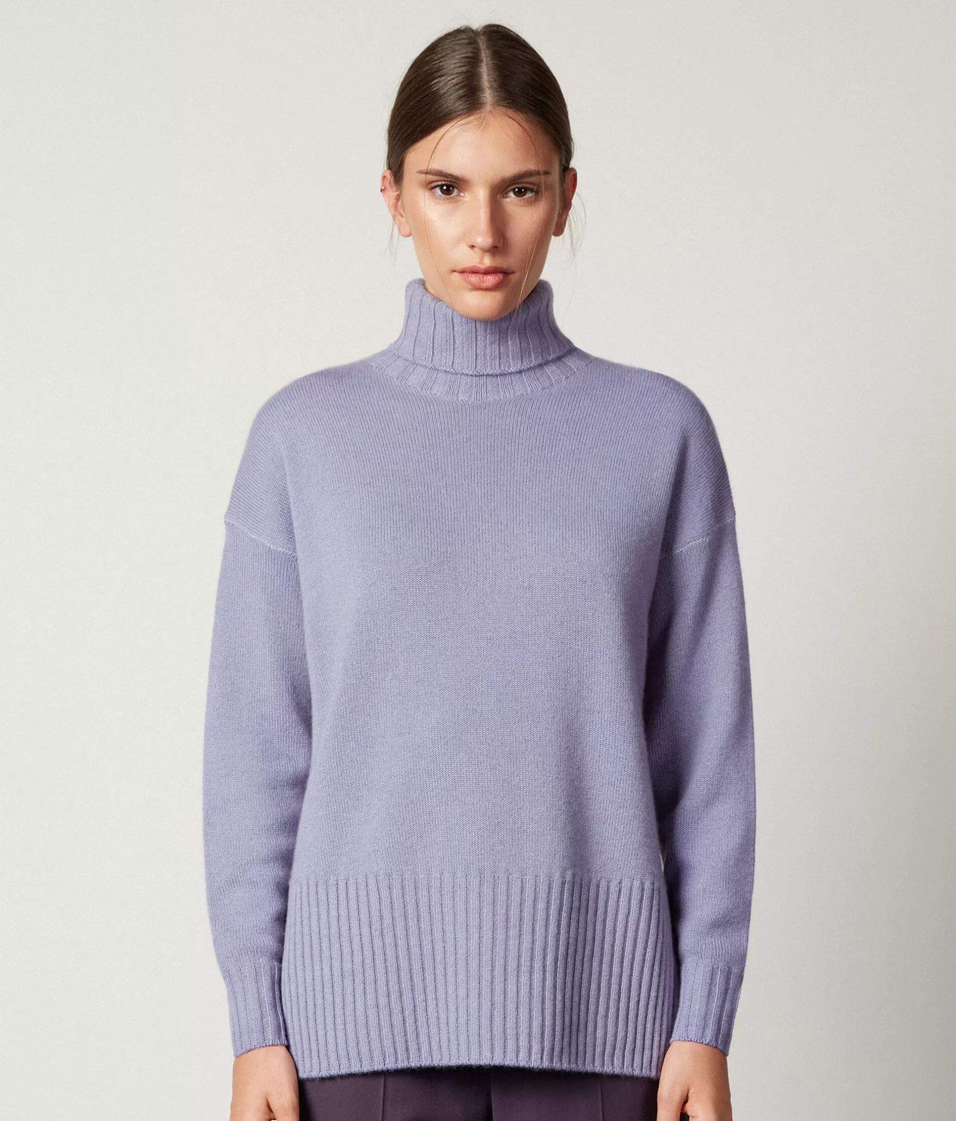 Falconeri Maglione Oversize a Dolcevita in Cashmere Ultra Morbido - Lilla Lavanda Tinto a Mano con Colorazione Unica