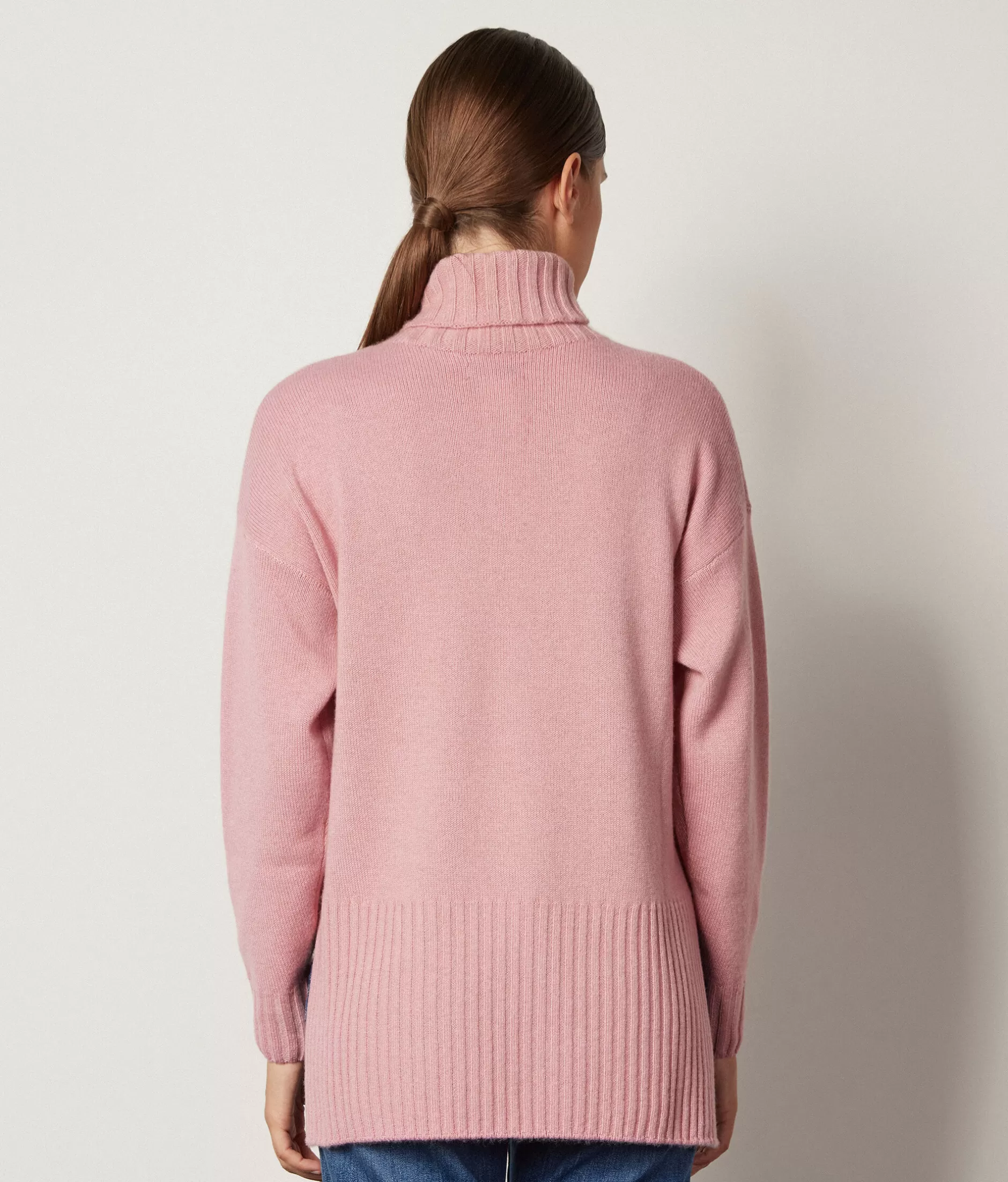 Falconeri Maglione Dolcevita Oversize in Morbido Cashmere - Tonalità Rosa Pallido con Tintura Tessuto Rosa Confetto (Modello 8943) - Offerta Imperdibile per Look Autunno/Inverno