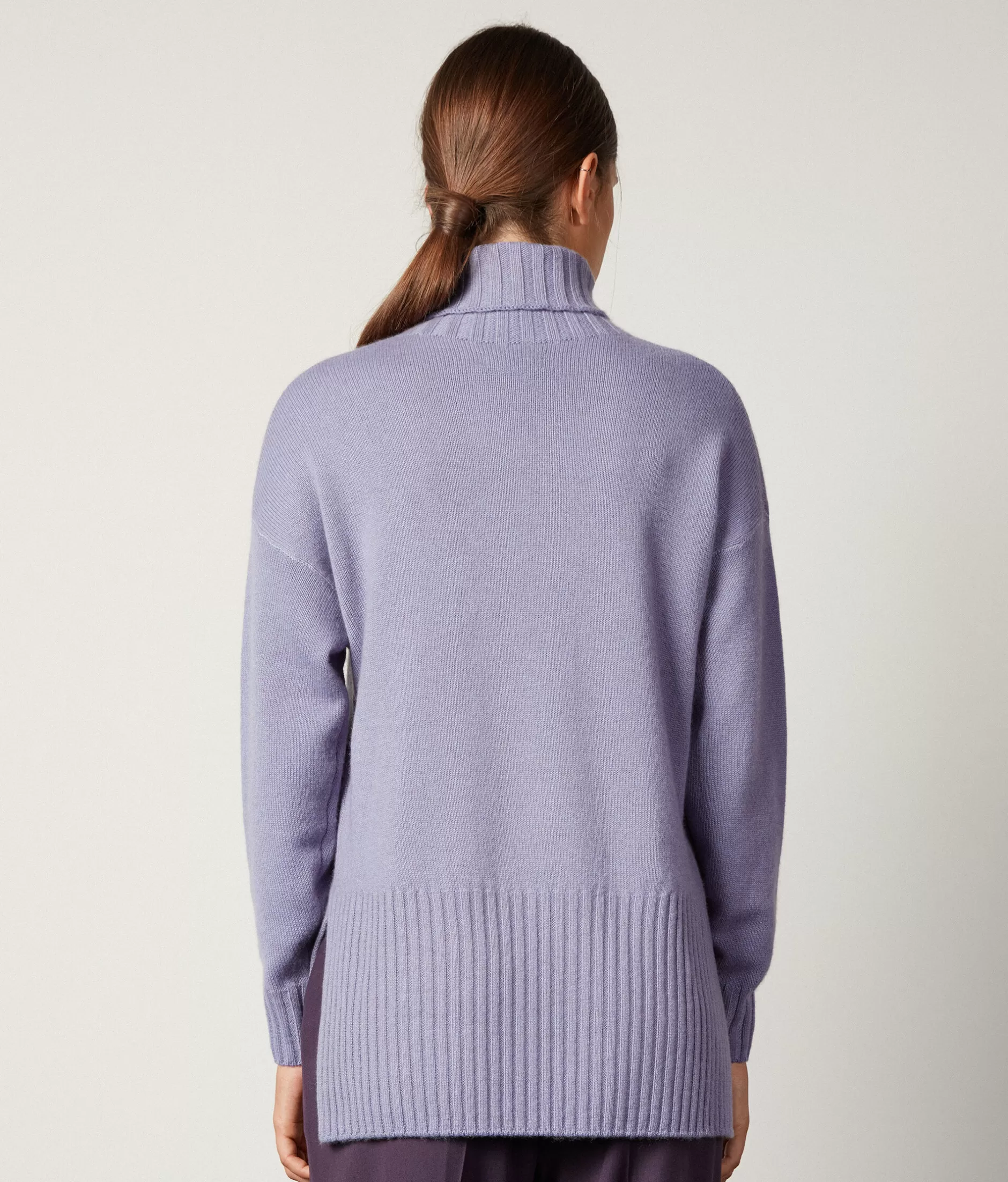 Falconeri Maglione Oversize a Dolcevita in Cashmere Ultra Morbido - Lilla Lavanda Tinto a Mano con Colorazione Unica