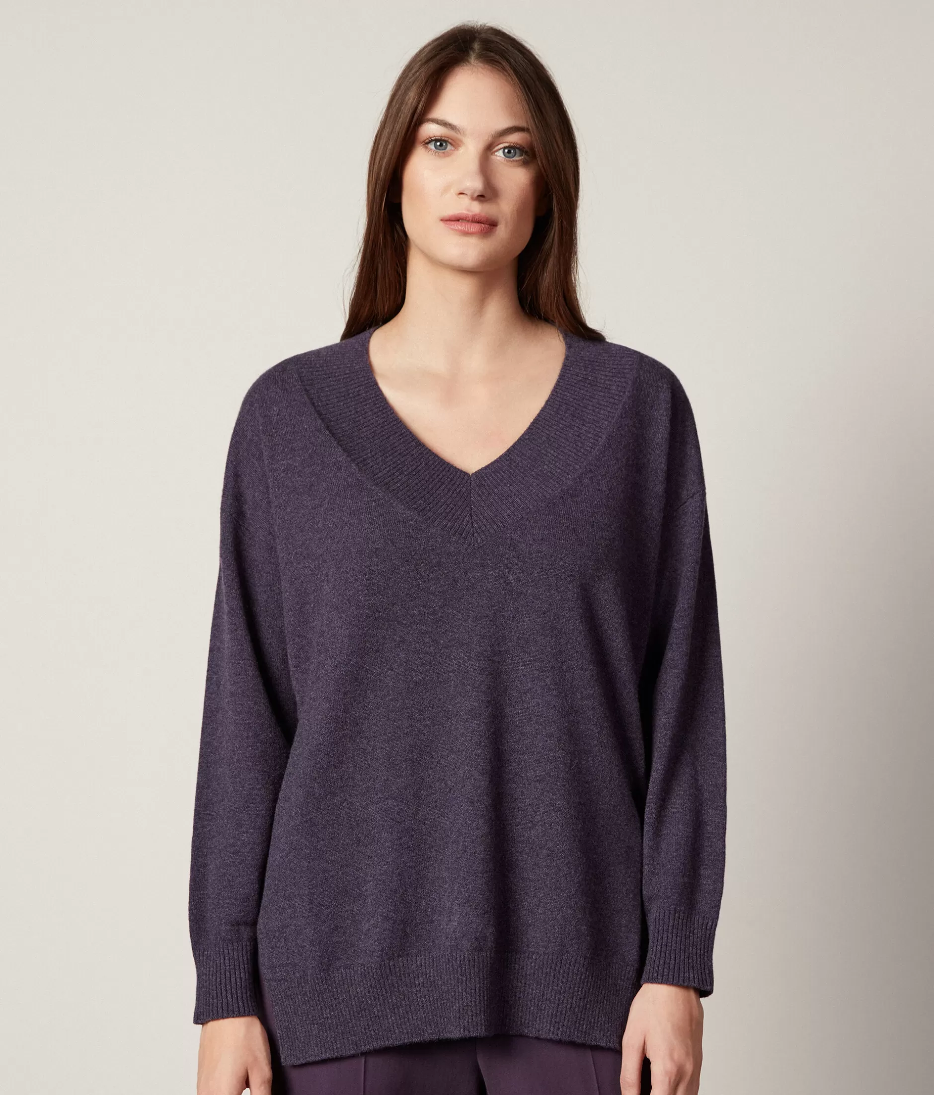 Maglione Oversize Scollo a V in Cashmere Ultra Morbido - Tonalità Viola Chiaro con Confezione Elegante