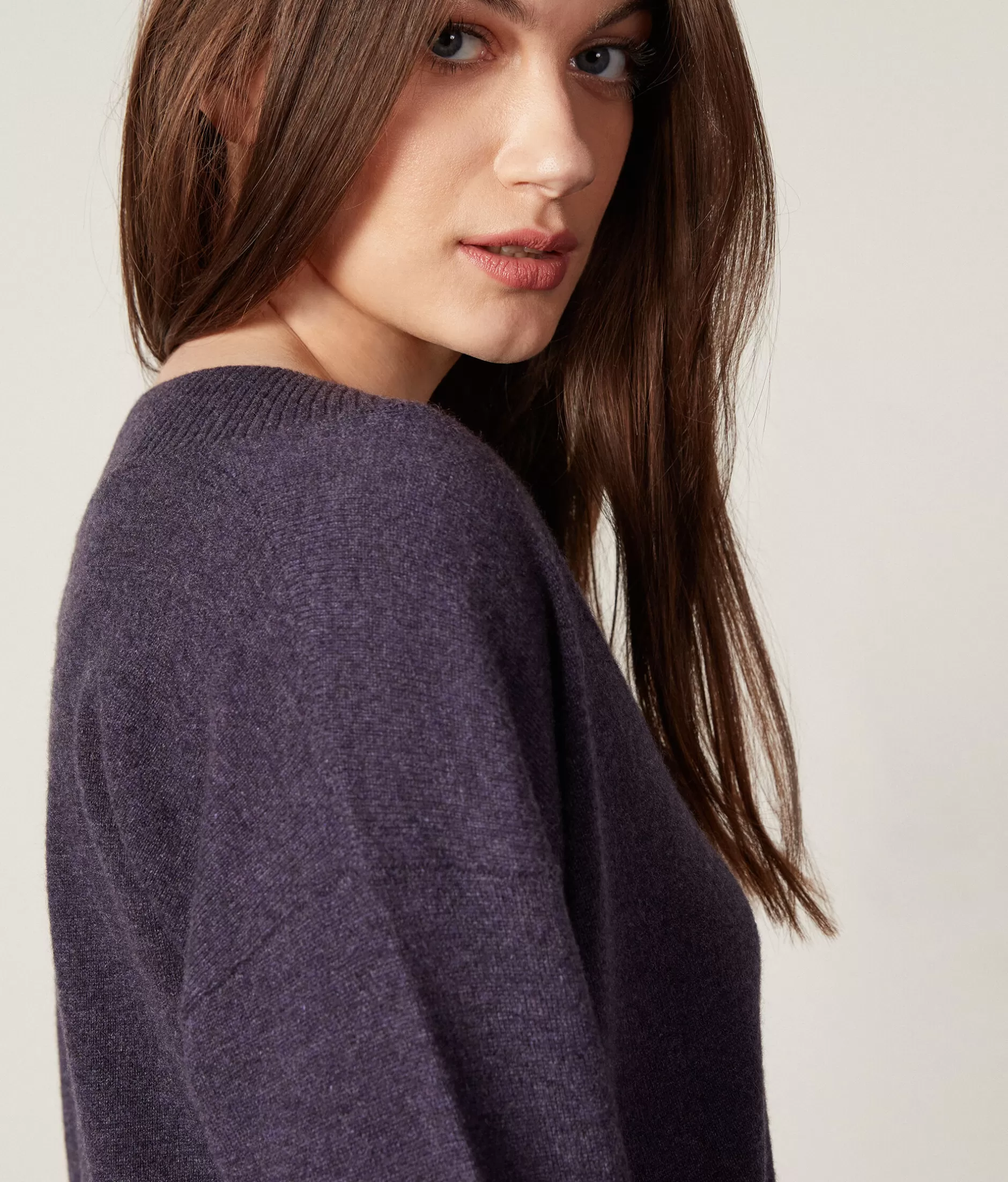 Maglione Oversize Scollo a V in Cashmere Ultra Morbido - Tonalità Viola Chiaro con Confezione Elegante