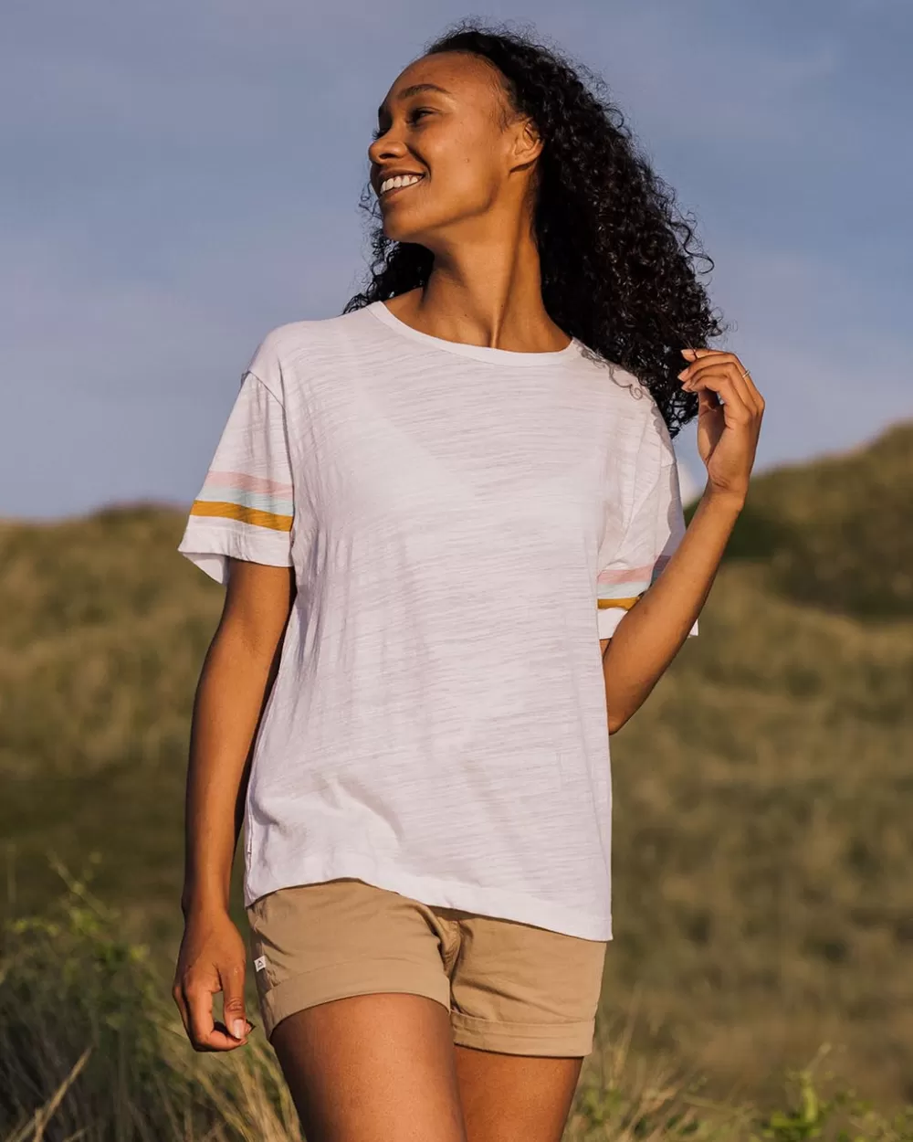 Maglietta Femminile in Cotone Rigenerato con Ricamo Festivo - Design Elegante per Donne Attente alla Sostenibilità