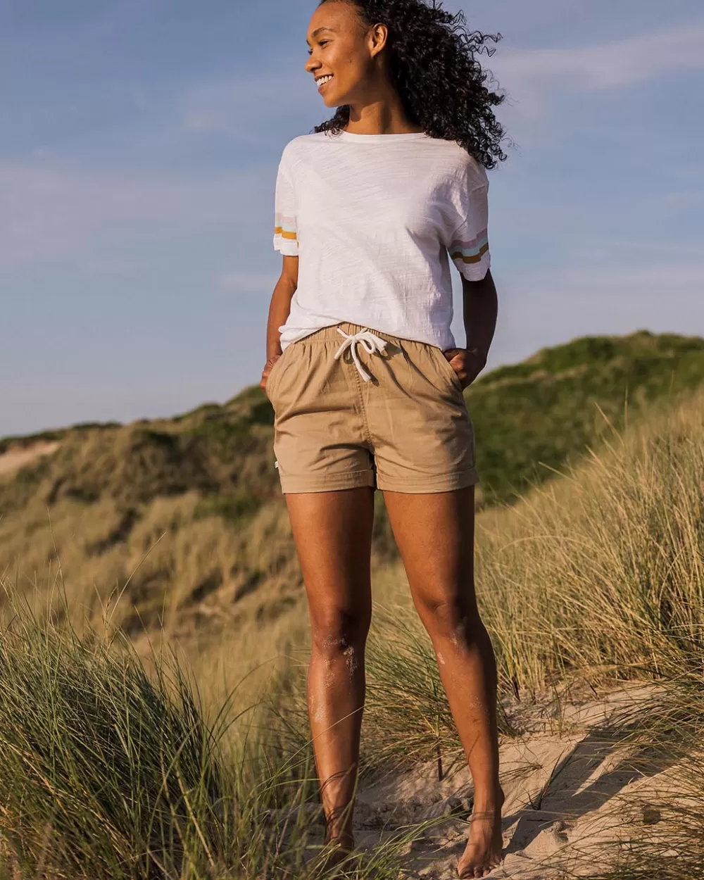 Maglietta Femminile in Cotone Rigenerato con Ricamo Festivo - Design Elegante per Donne Attente alla Sostenibilità