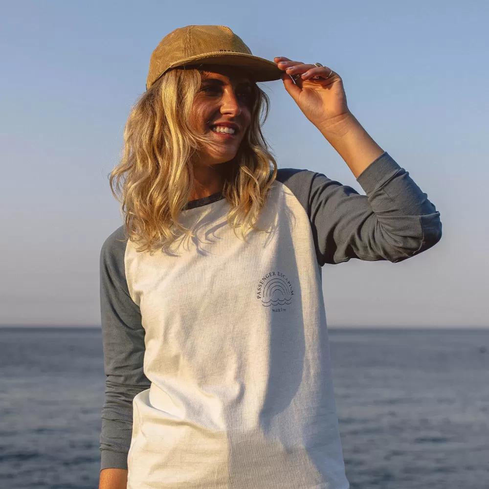 Maglietta Donna a Manica Lunga con Stampa Arcobaleno - Cotone Riciclato Ecologico, Design Sostenibile e Comoda