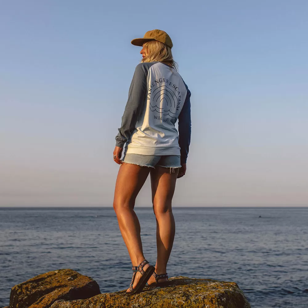 Maglietta Donna a Manica Lunga con Stampa Arcobaleno - Cotone Riciclato Ecologico, Design Sostenibile e Comoda
