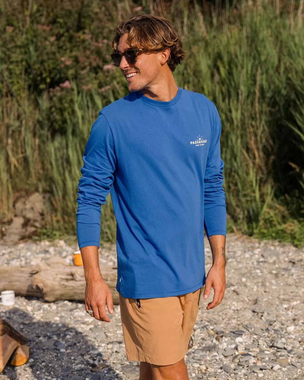 Maglia Uomo EcoSostenibile in Cotone Rigenerato - Design Minimalista per Viaggi Liberi