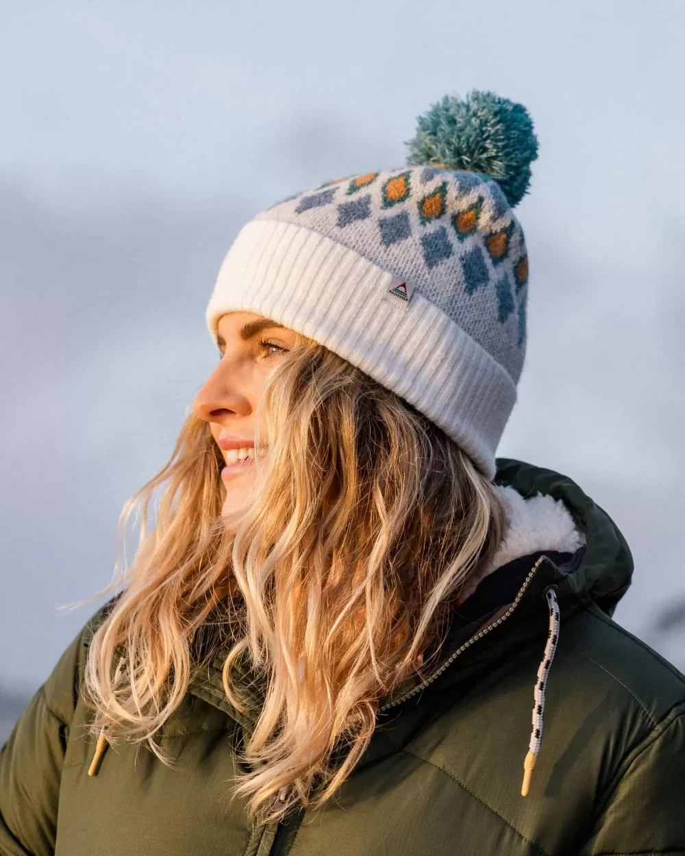 Berretto Invernale con Pompon in Filo Rigenerato per Donna - Stile Urbano e Sostenibile