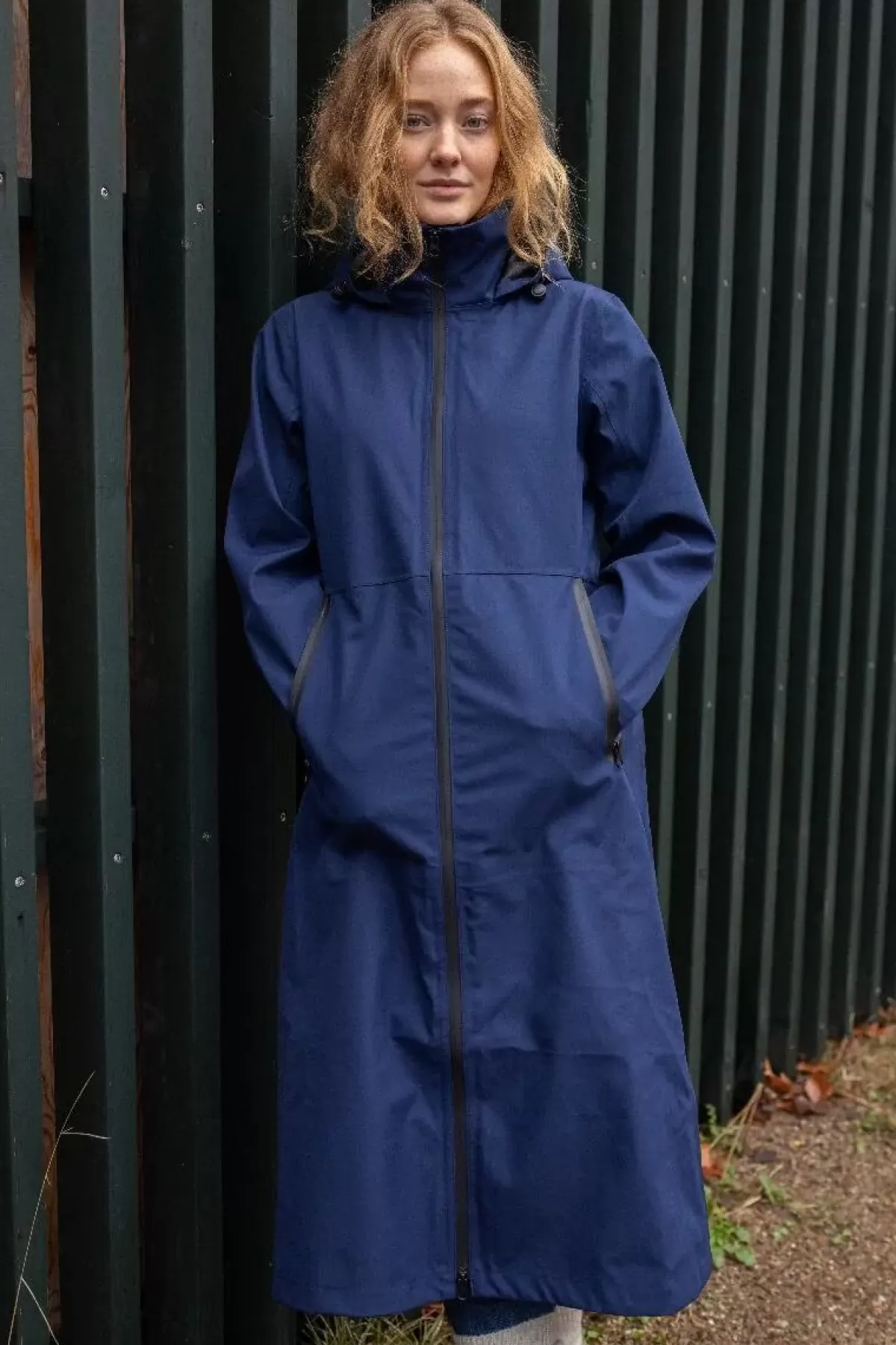 DAME DANEFÆ | Impermeabile per Cani Blu Scuro Navy - Giacca Antipioggia Professionale per Passeggiate Comfortevoli con Cappuccio Regolabile e Tasche Impermeabili, Tessuto Tecnico per Tutte le Stagioni, Taglia Unica per Razze Medio-Grandi 

(Note: This version maintains brand recognition while expanding descriptive elements, incorporates natural Italian phrasing patterns, uses varied vocabulary for waterproof features, adds functional details typical of product listings, and includes sizing information to create a more 