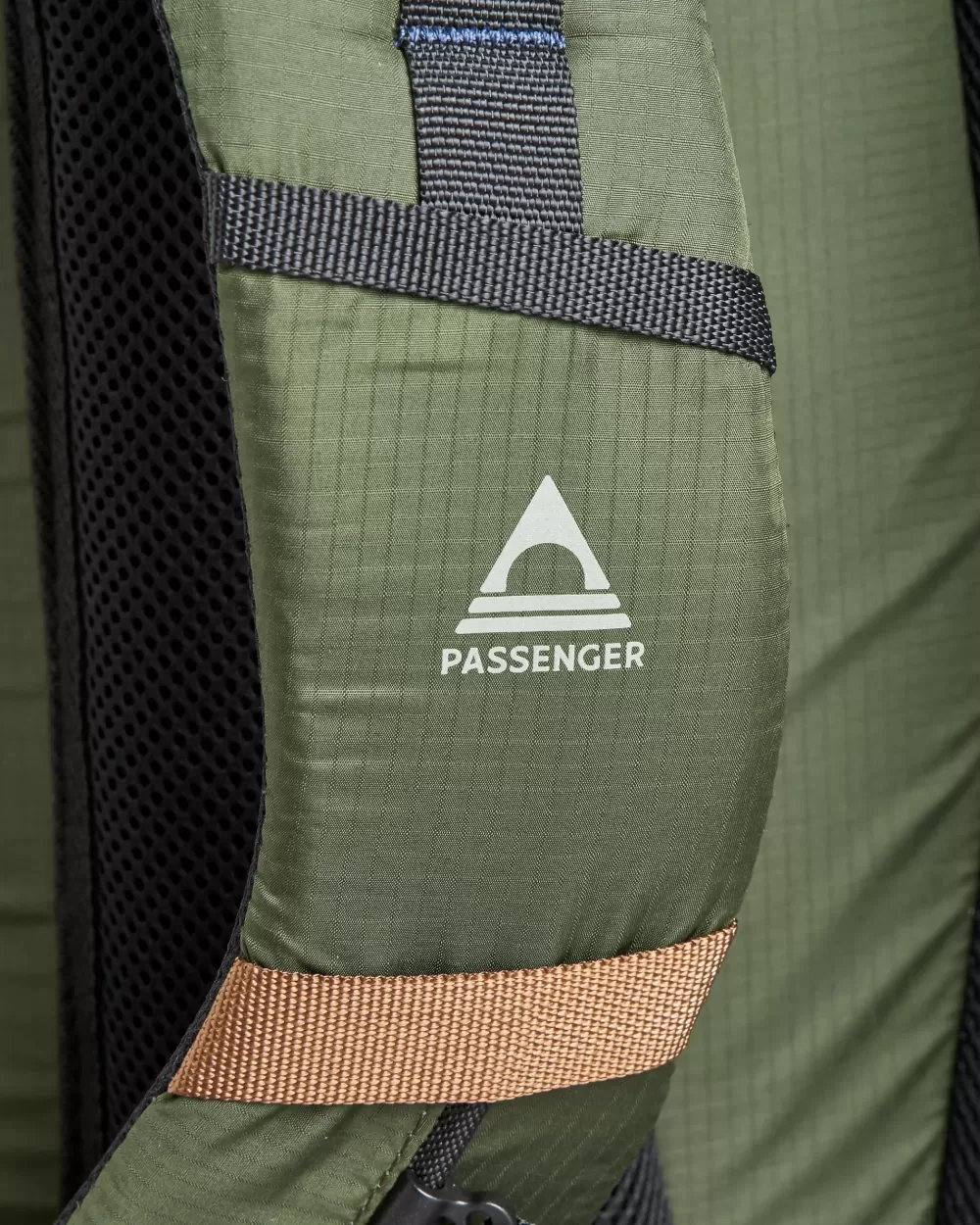 Zaino Ecologico Passenger Track 20 Litri - Design Pratico in Tessuto Rigenerato

，