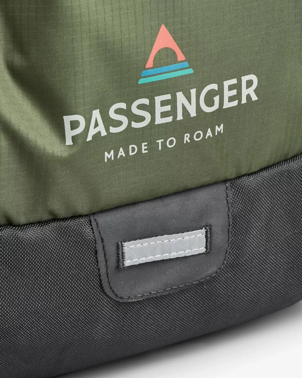 Zaino Ecologico Passenger Track 20 Litri - Design Pratico in Tessuto Rigenerato

，