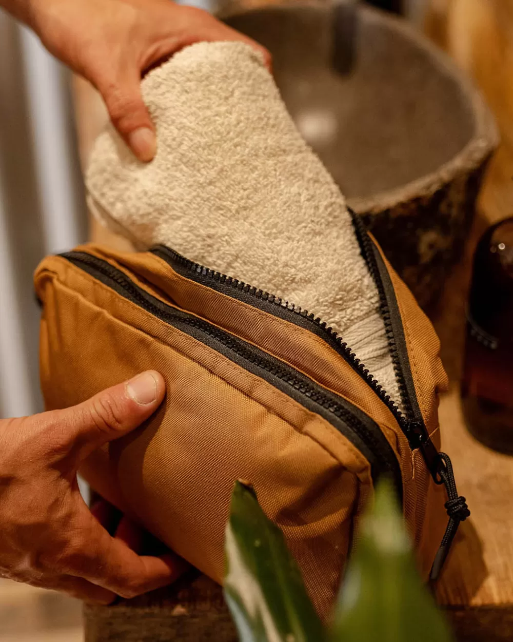 Eco-Essenziale: Necessaire Igienico Viaggio per Donne - Materiali Rigenerati e Design Compatto
