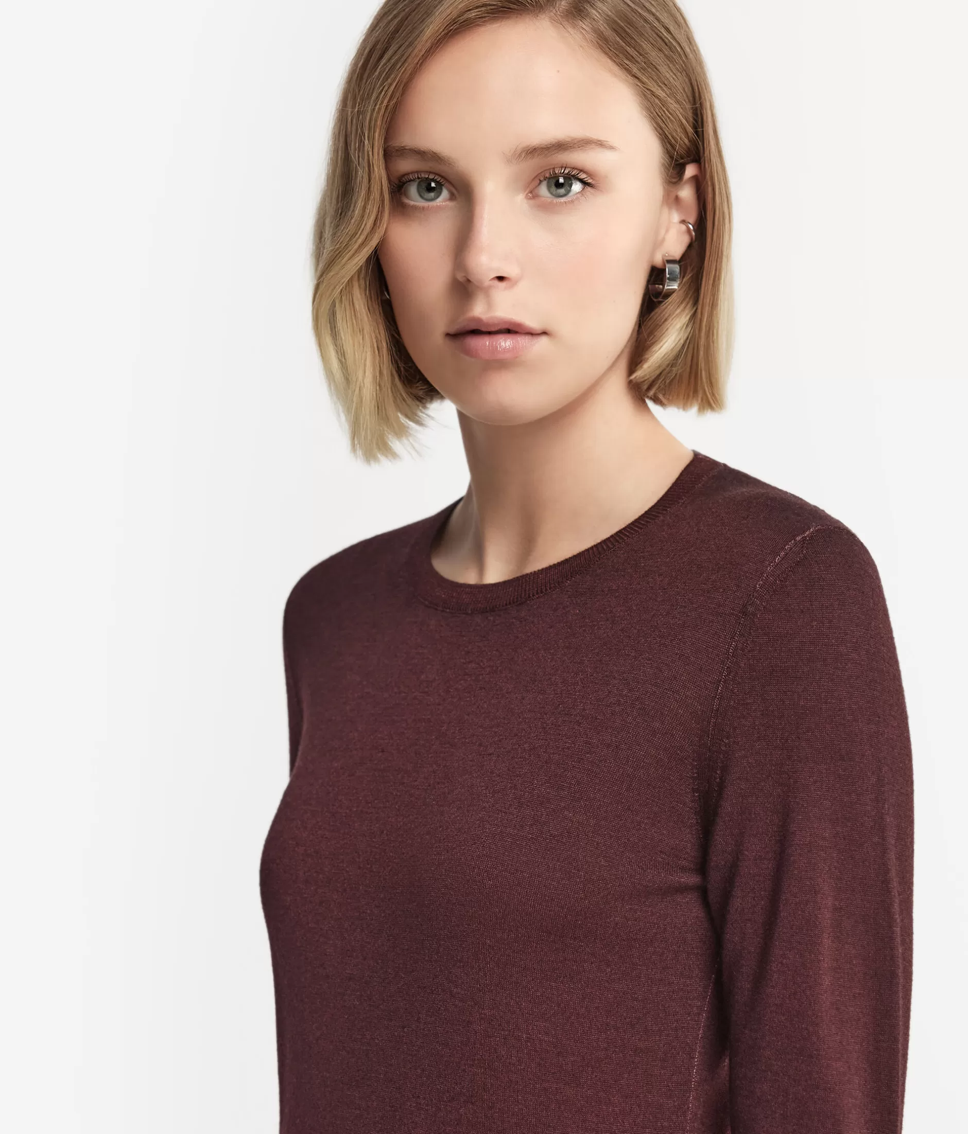 Falconeri Maglione in Cashmere Ultrafine Tinto a Capo - Borgogna Intenso con Rifiniture Ebano, Confezione Morbida ed Elegante