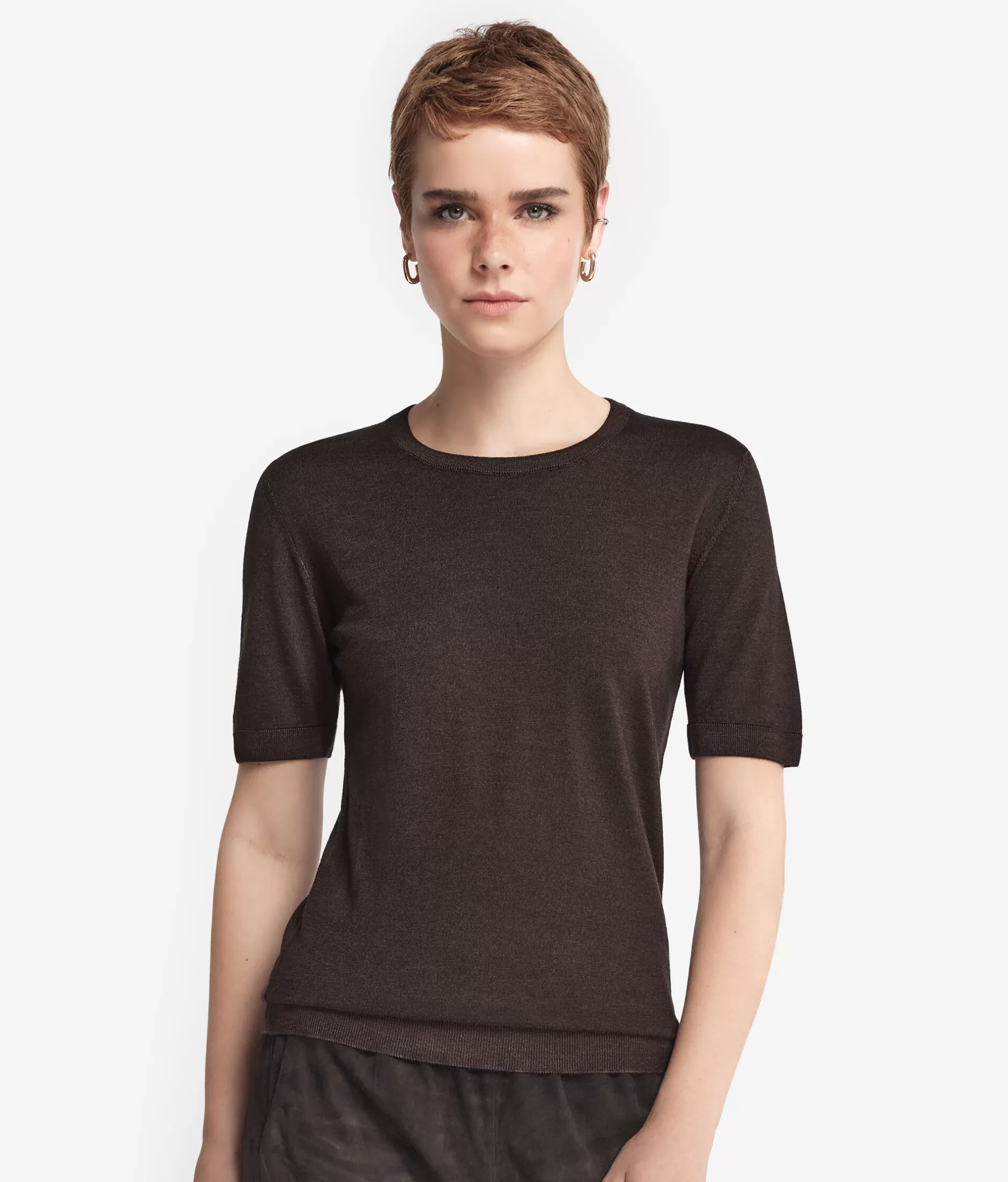 Maglione in cashmere ultrafine Falconeri con maniche corte - tonalità cioccolato fondente ottenuta con tintura a freddo post-confezione. Morbido capo base per look casual raffinato.