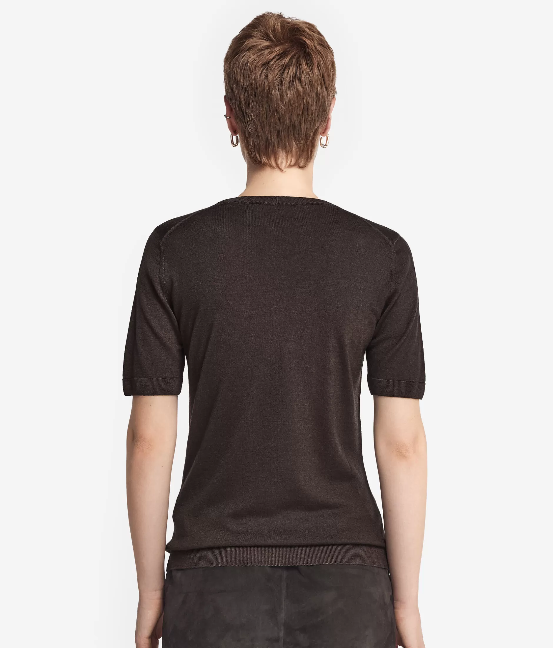 Maglione in cashmere ultrafine Falconeri con maniche corte - tonalità cioccolato fondente ottenuta con tintura a freddo post-confezione. Morbido capo base per look casual raffinato.