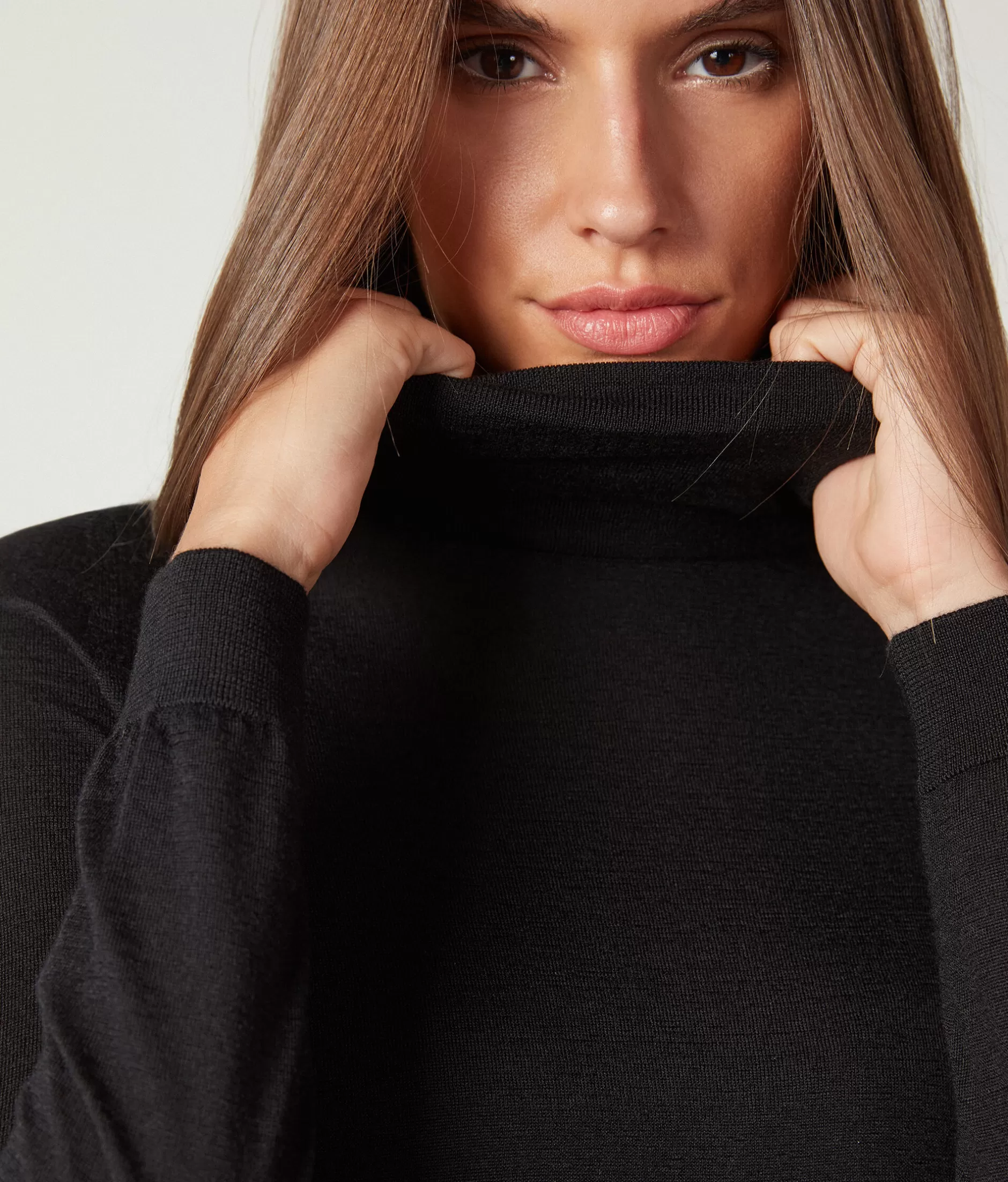 Falconeri Maglione Dolcevita in Cashmere Ultrafine - Nero Elegante (Mod. 9107) Lavorato a Maglia Fitta per Comfort Invernale