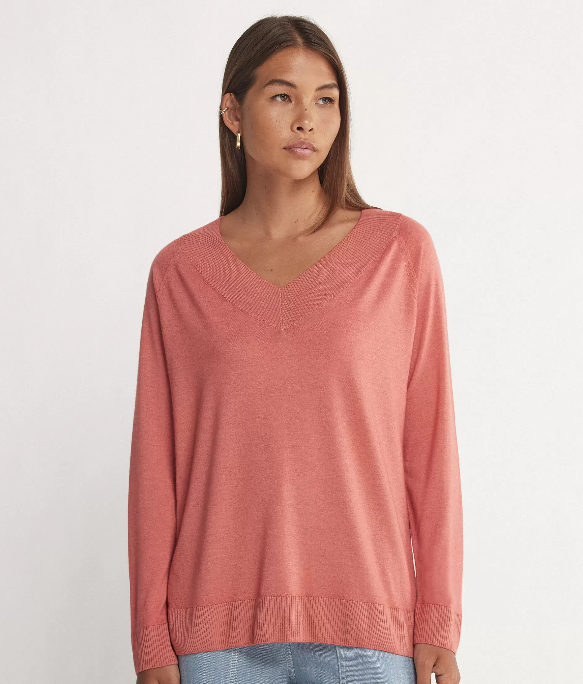 Maglione Falconeri in Cashmere Superfino con Scollatura a V - Tinto a Macchia Rosa Pesca Cod. 8981, Confezione Elegante per Look Delicato