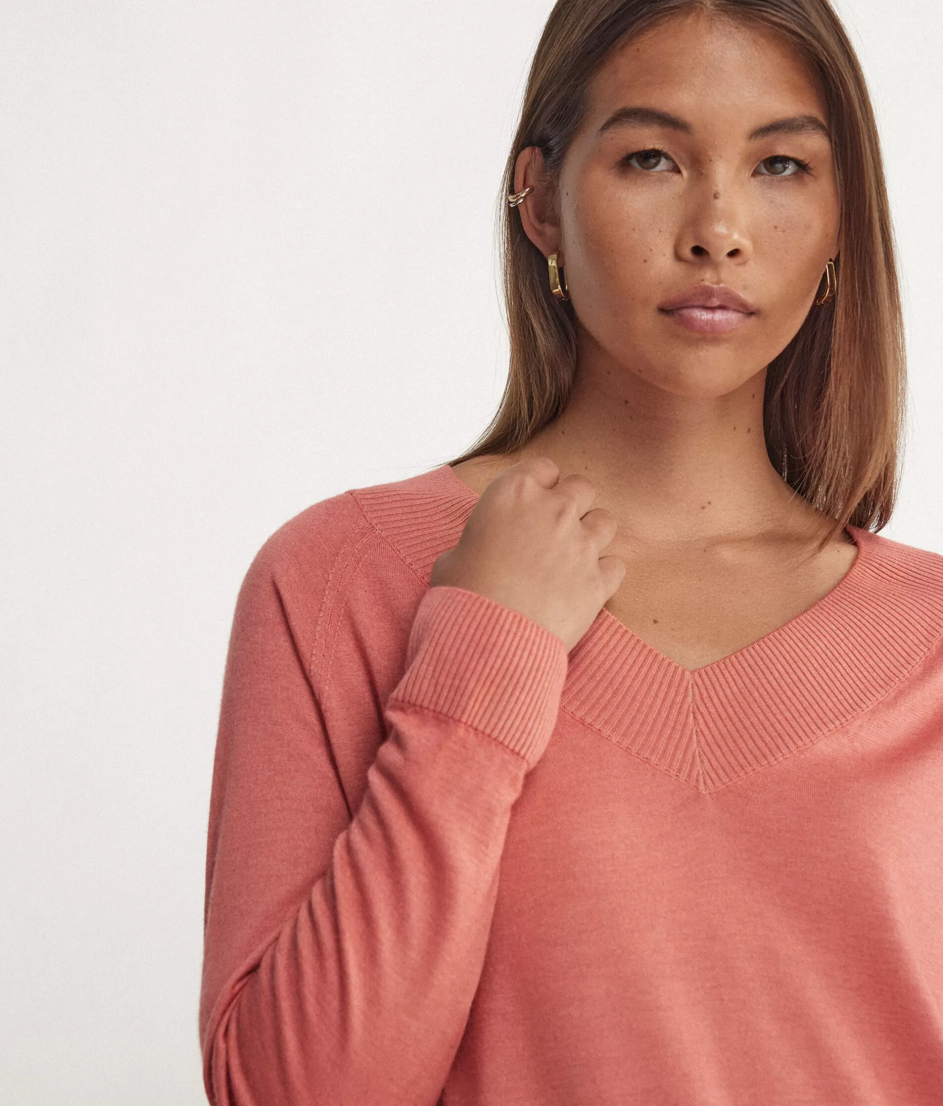 Maglione Falconeri in Cashmere Superfino con Scollatura a V - Tinto a Macchia Rosa Pesca Cod. 8981, Confezione Elegante per Look Delicato
