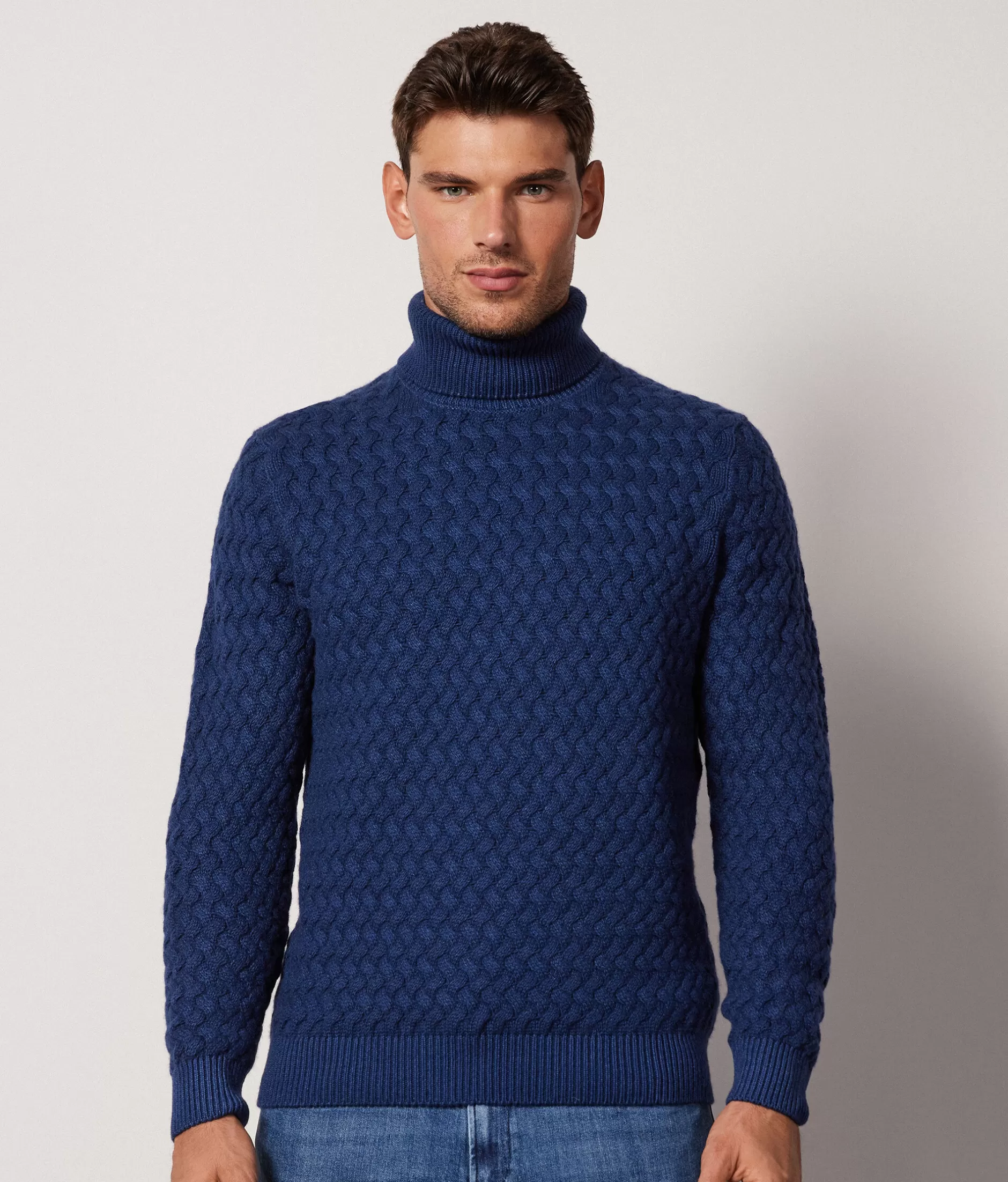 Maglione Falconeri Dolcevita a Coste Intrecciate - Super Morbida Cashmere Tinto a Indaco Dopo la Lavorazione - Abbraccio di Lusso in Tinta Unica