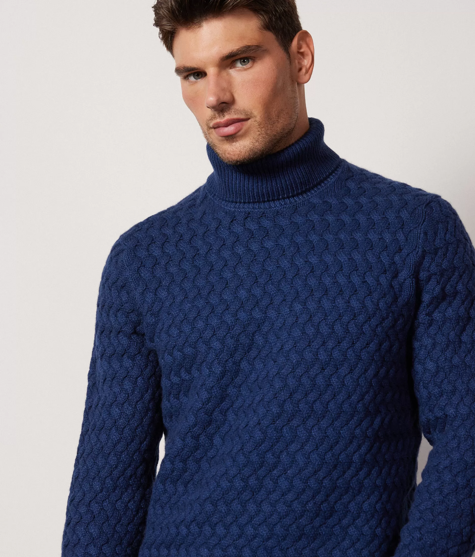 Maglione Falconeri Dolcevita a Coste Intrecciate - Super Morbida Cashmere Tinto a Indaco Dopo la Lavorazione - Abbraccio di Lusso in Tinta Unica