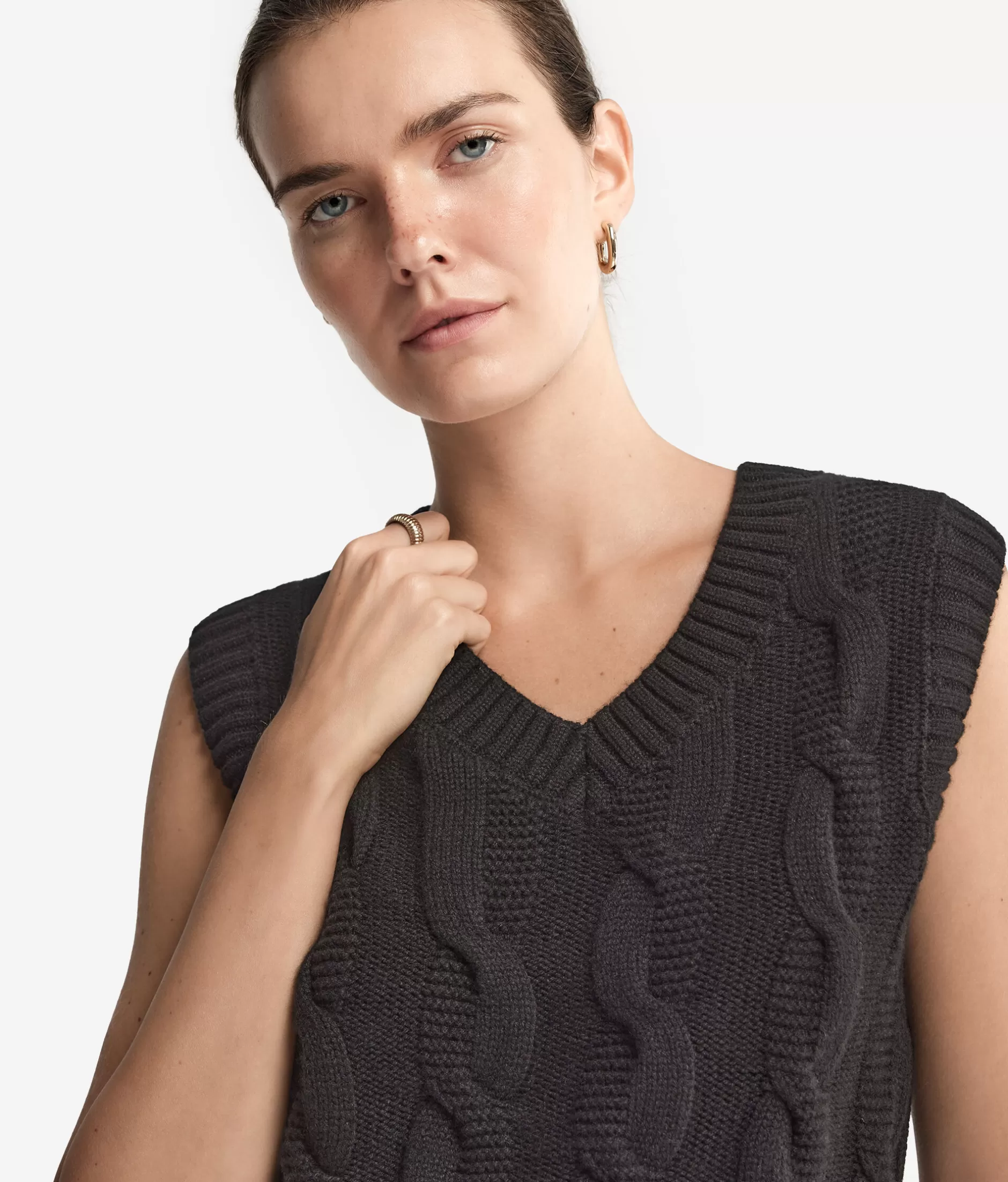 Falconeri Gilet Morbidissima Cashmere Nero con Lavorazione a Maglia Cablè - Modello 9107 Prezzo Conveniente