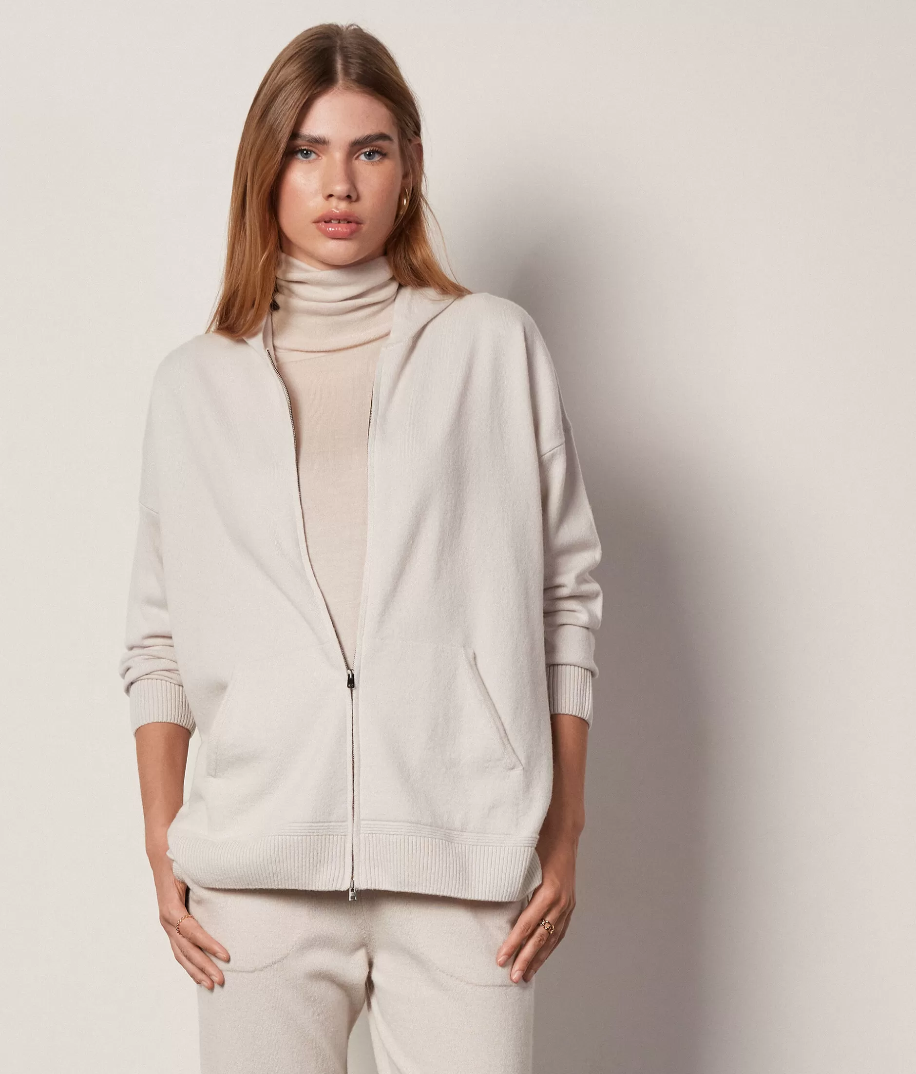 Falconeri Cappuccio in Cashmere Supersoft - Felpa con Zip Avorio Chiaro, Modello 8644 