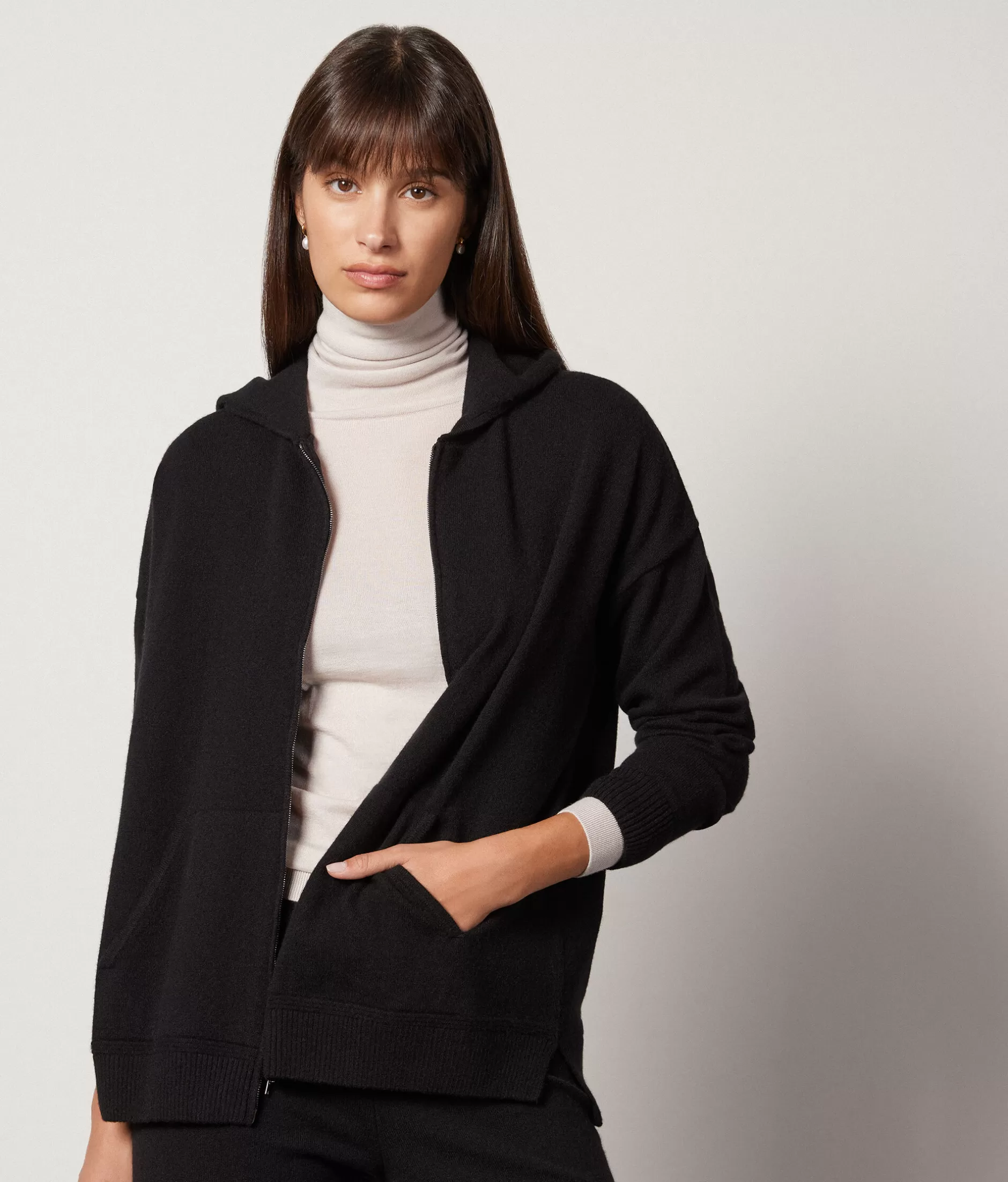 Falconeri Felpa con Cappuccio Cashmere Ultra Morbido - Nero Assoluto, Lusso Avvolgente e Comfort Premium