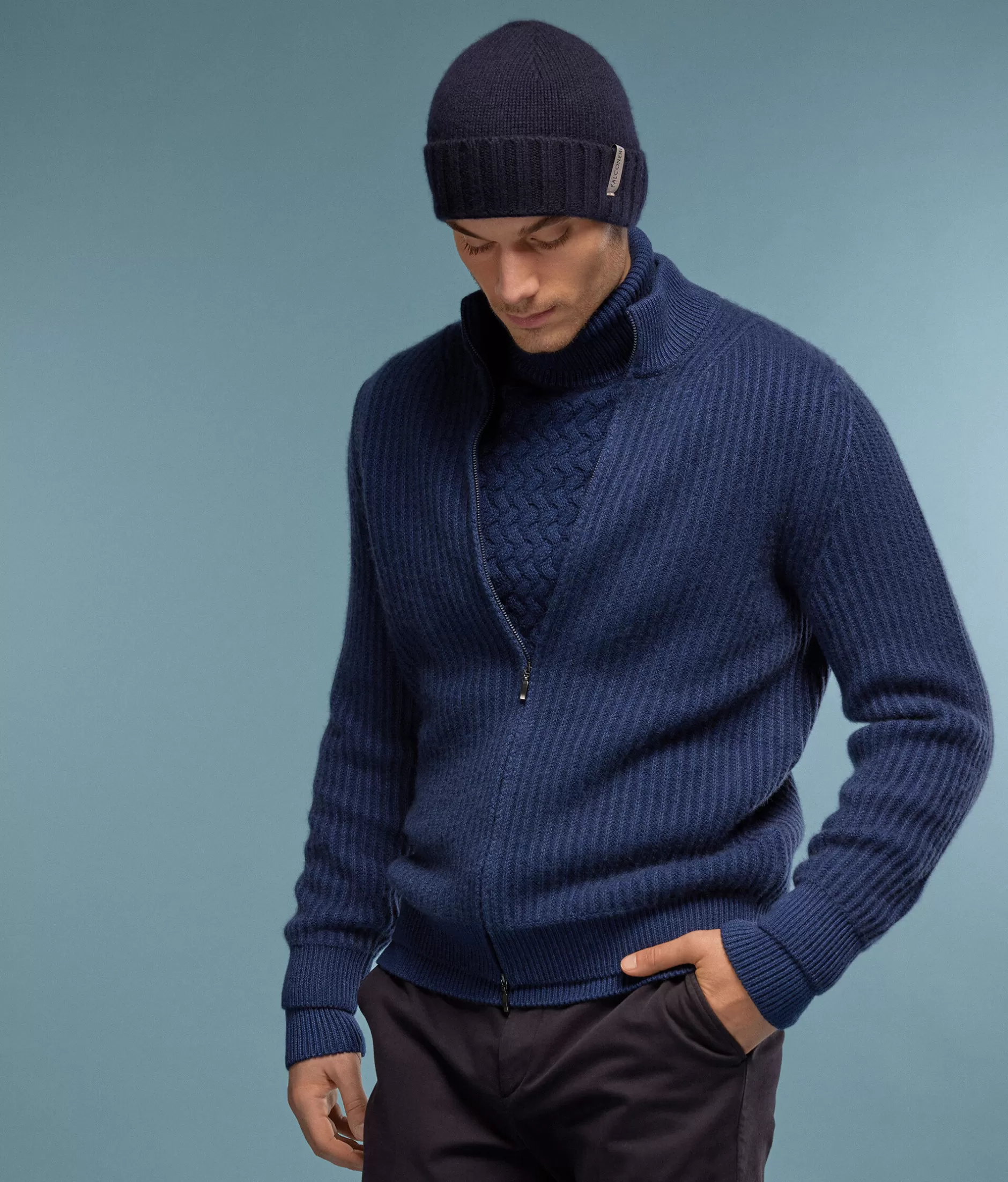 Cardigan Falconeri in cachemire ultrasoft - Modello a coste con tintura indigo dopo confezione, tonalità blu intenso per un comfort elegante e quotidiano.