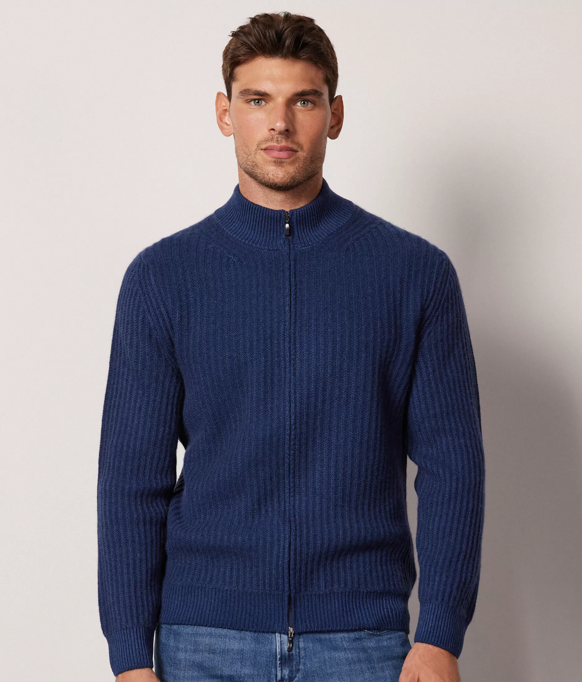 Cardigan Falconeri in cachemire ultrasoft - Modello a coste con tintura indigo dopo confezione, tonalità blu intenso per un comfort elegante e quotidiano.