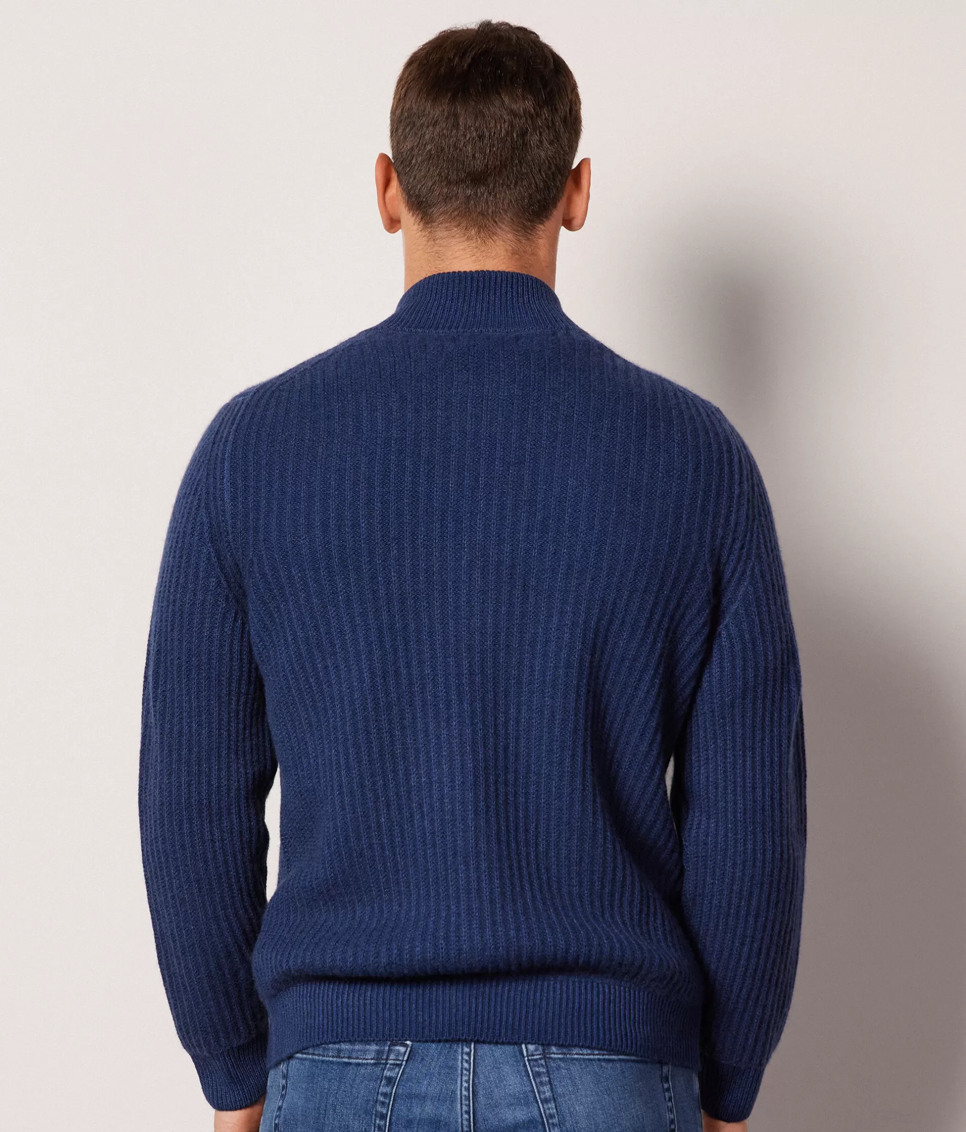 Cardigan Falconeri in cachemire ultrasoft - Modello a coste con tintura indigo dopo confezione, tonalità blu intenso per un comfort elegante e quotidiano.