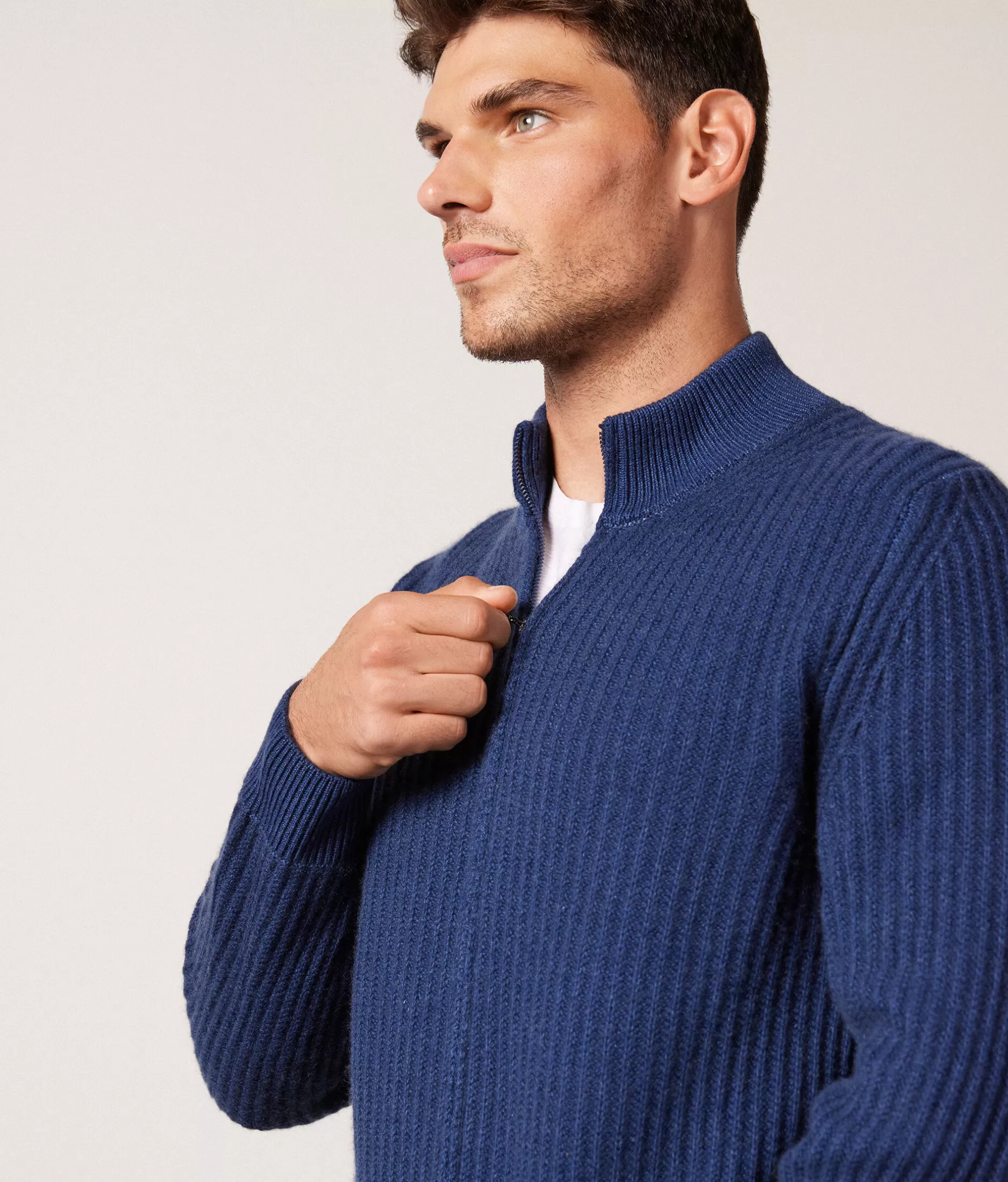 Cardigan Falconeri in cachemire ultrasoft - Modello a coste con tintura indigo dopo confezione, tonalità blu intenso per un comfort elegante e quotidiano.