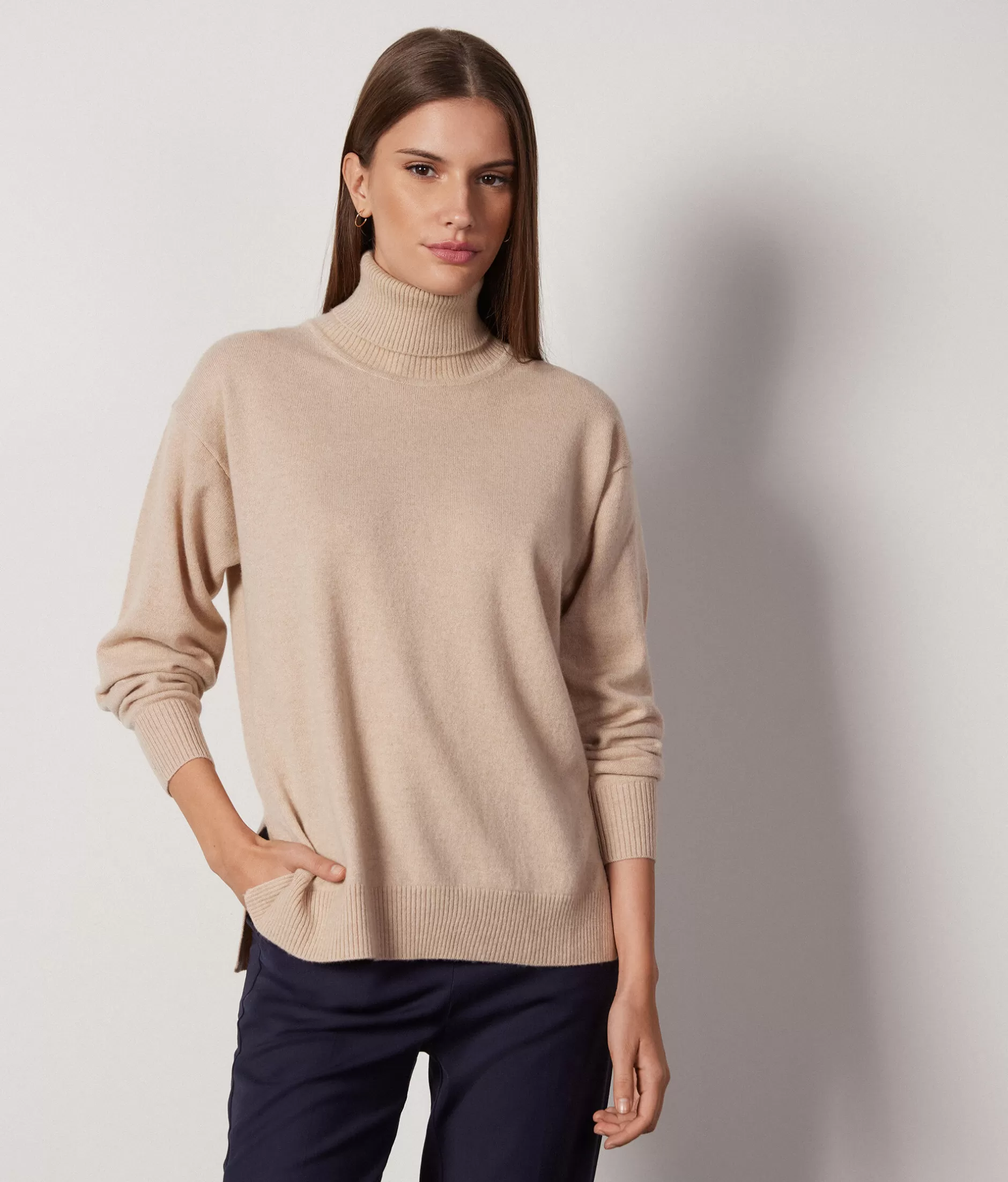Maglione Falconeri in Cashmere Ultra Morbido con Scollo Alto e Spaccature Laterali - Tinta Crema Chiaro - Prezzo Promozionale

（：，