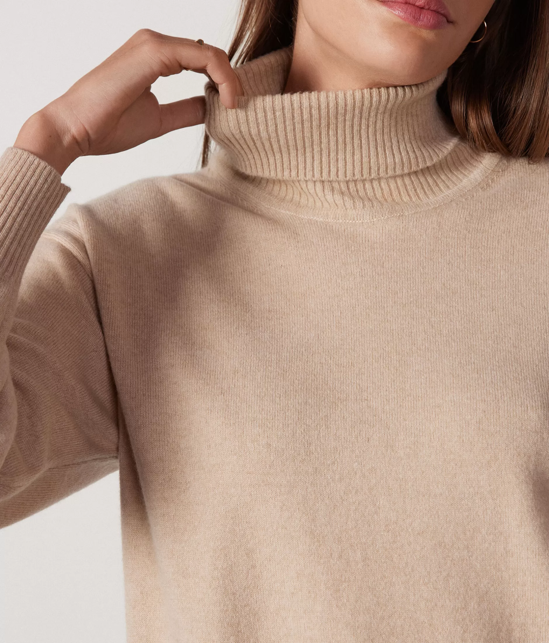 Maglione Falconeri in Cashmere Ultra Morbido con Scollo Alto e Spaccature Laterali - Tinta Crema Chiaro - Prezzo Promozionale

（：，