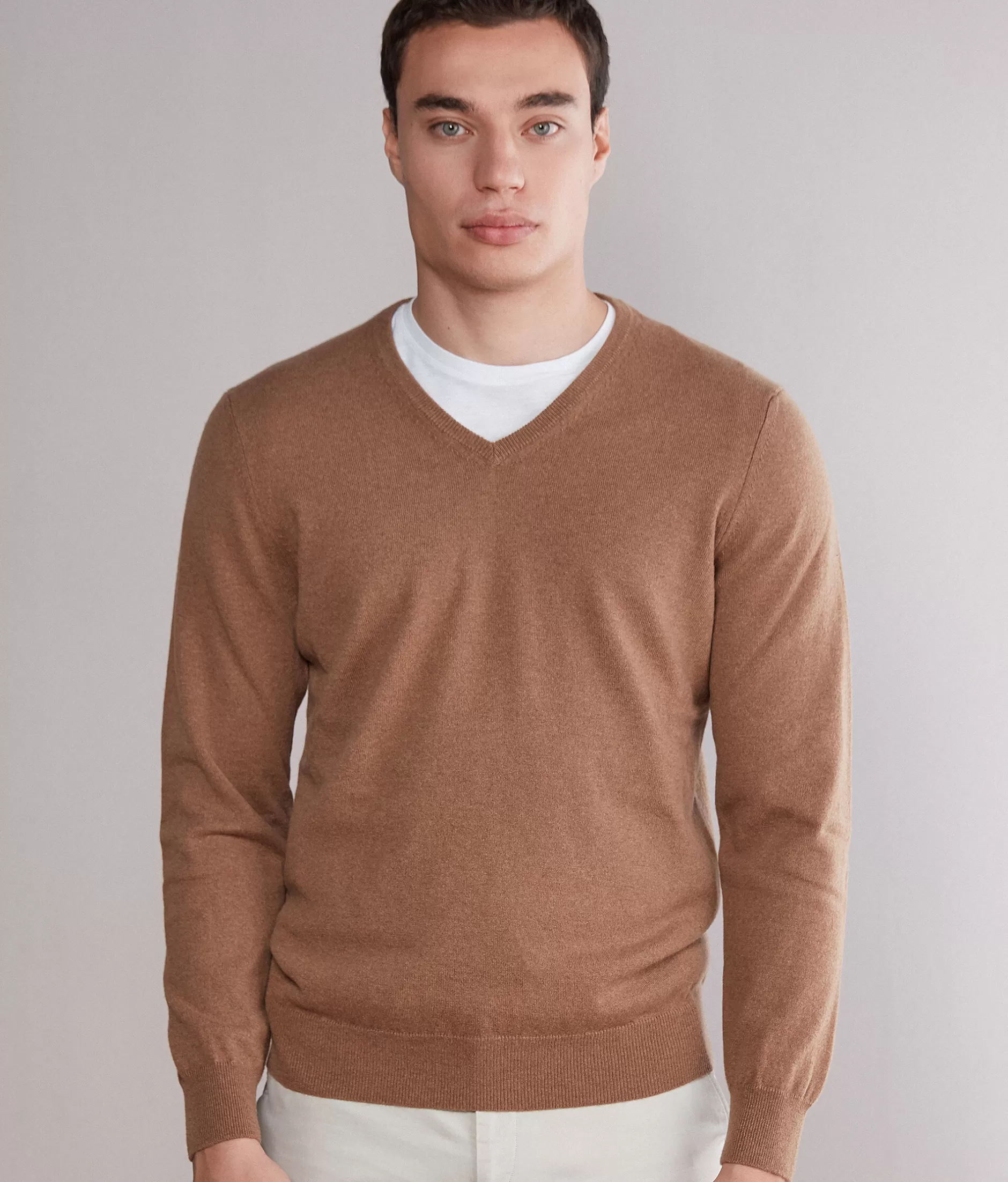 Falconeri Maglione Scoop Neck in Puro Cashmere - Morbidezza Impeccabile, Collezione Autunno/Inverno 2023 - Disponibile in Marrone Sabbia e Cammello