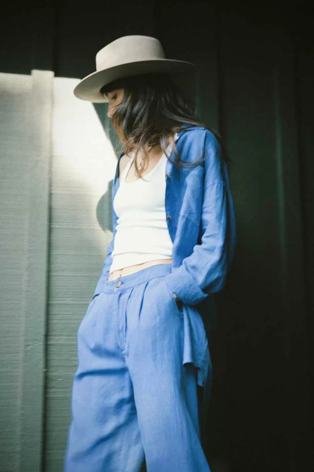 Pantaloni Retrò in Fibre Naturali con Gamba Oversize - Lino Mistato per Look Effortless by Brixton

(：，。，，