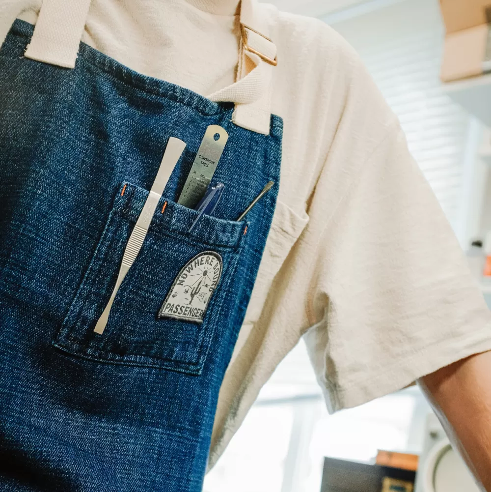 Grembiule donna in denim biologico cotto a mano - Design Floris van Bommel per la collezione Yard, tessuto resistente e sostenibile con fibbie regolabili