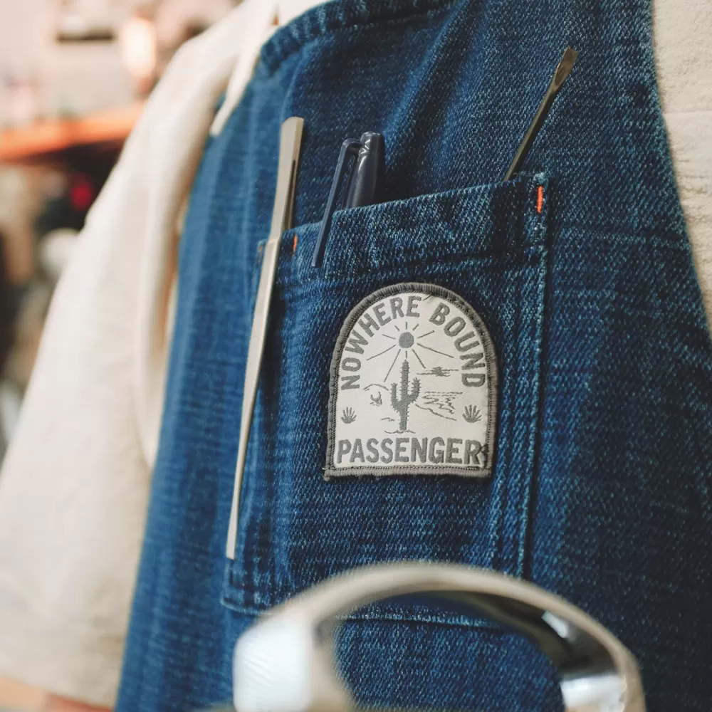 Grembiule donna in denim biologico cotto a mano - Design Floris van Bommel per la collezione Yard, tessuto resistente e sostenibile con fibbie regolabili