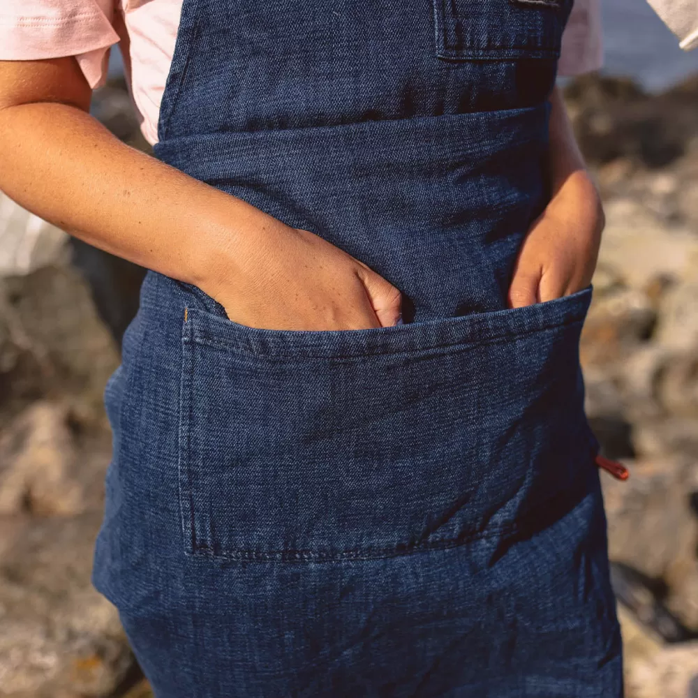 Grembiule donna in denim biologico cotto a mano - Design Floris van Bommel per la collezione Yard, tessuto resistente e sostenibile con fibbie regolabili
